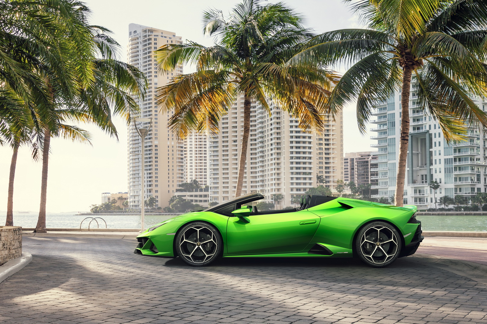 lamborghini huracan evo spyder 1 New Lamborghini Huracan Evo Spyder Drops Its Roof (Live Pics)