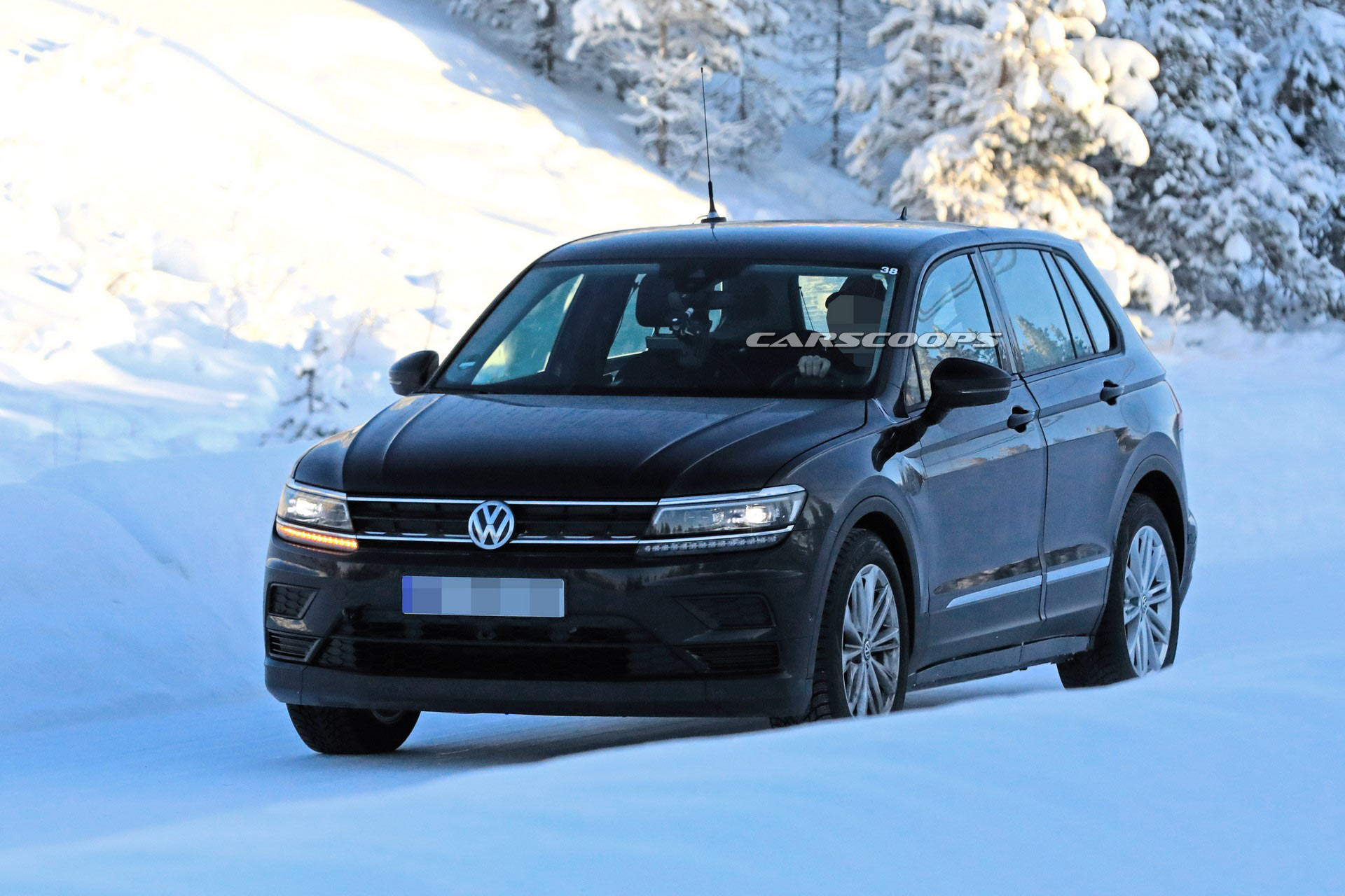 VW-ID-Crozz-Mule-4 Stretched Tiguan Is An Undercover Mule For VW’s Upcoming Electric Crossover