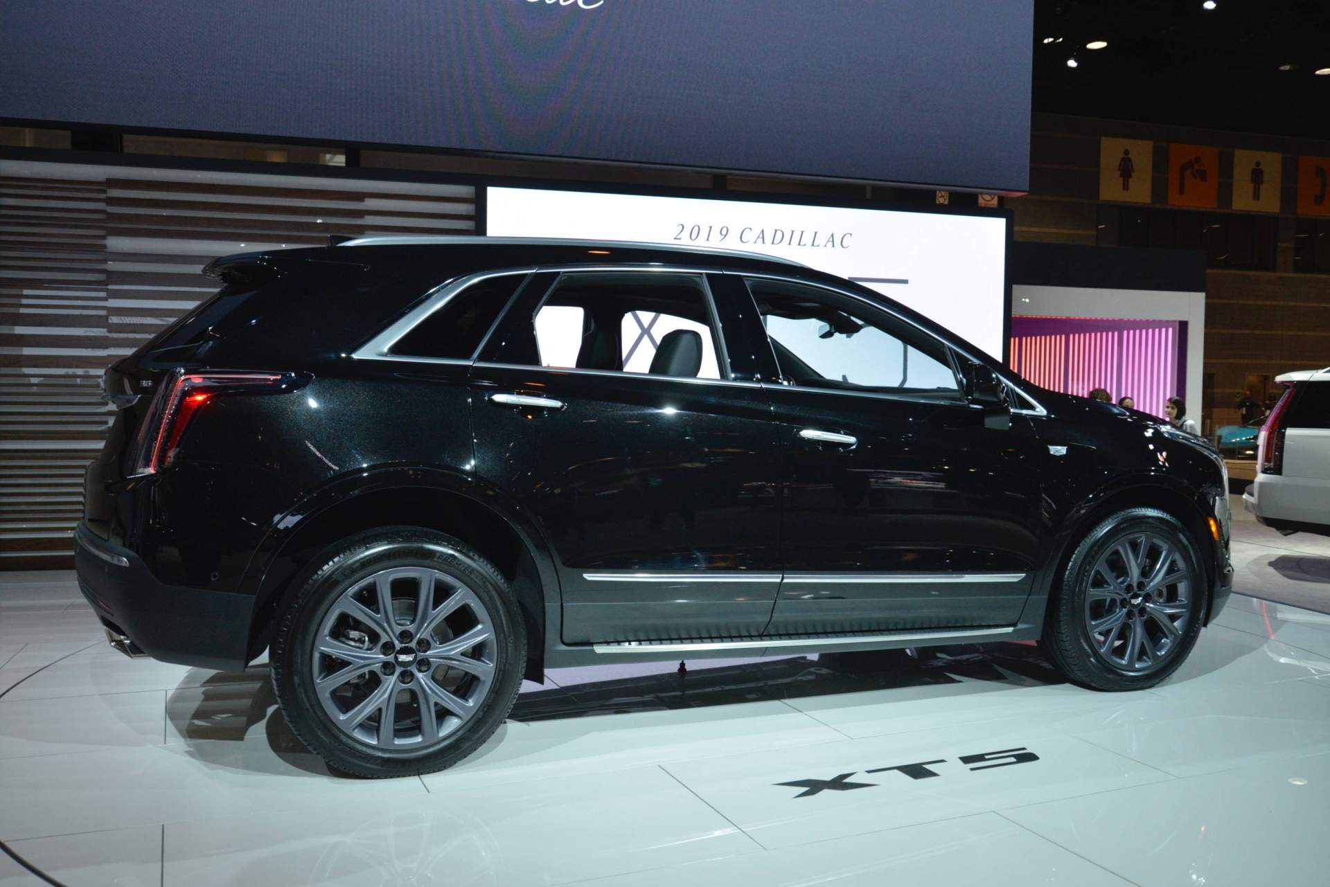 2019 Cadillac XT5 Sport package at Chicago Auto Show 1 Cadillac Gives 2019 XT5 A Sport Package But No Extra Horsepower