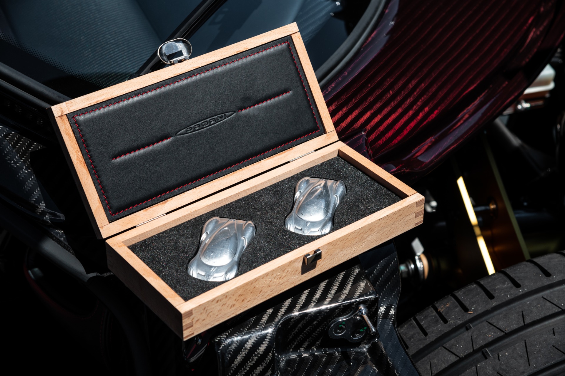 Pagani-Huayra-For-Sale-17 Red Carbon Pagani Huayra Could Be The Perfect Late Valentine’s Gift