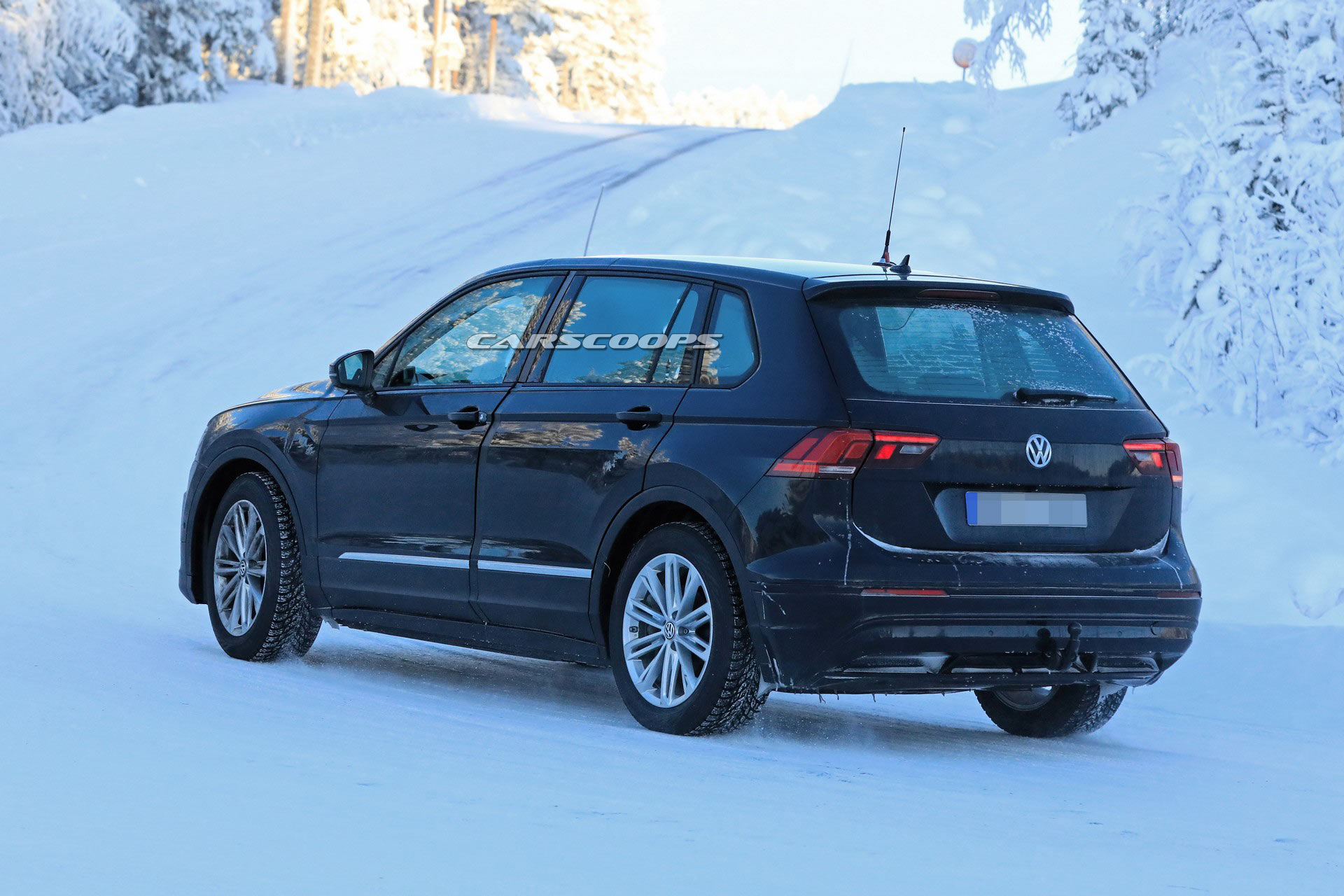 VW-ID-Crozz-Mule-10 Stretched Tiguan Is An Undercover Mule For VW’s Upcoming Electric Crossover