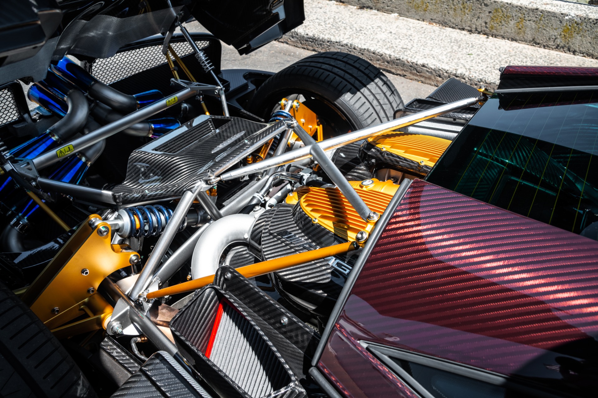 Pagani-Huayra-For-Sale-8 Red Carbon Pagani Huayra Could Be The Perfect Late Valentine’s Gift