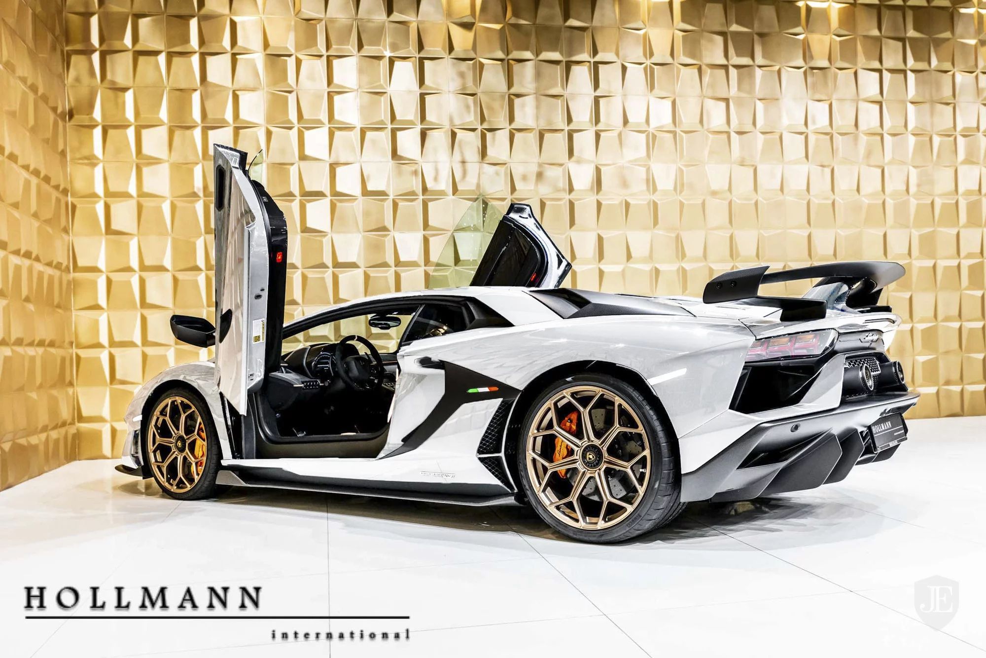 Lamborghini-Aventador-SVJ-11 White And Gold Lamborghini Aventador SVJ Is Screaming To Be Adopted