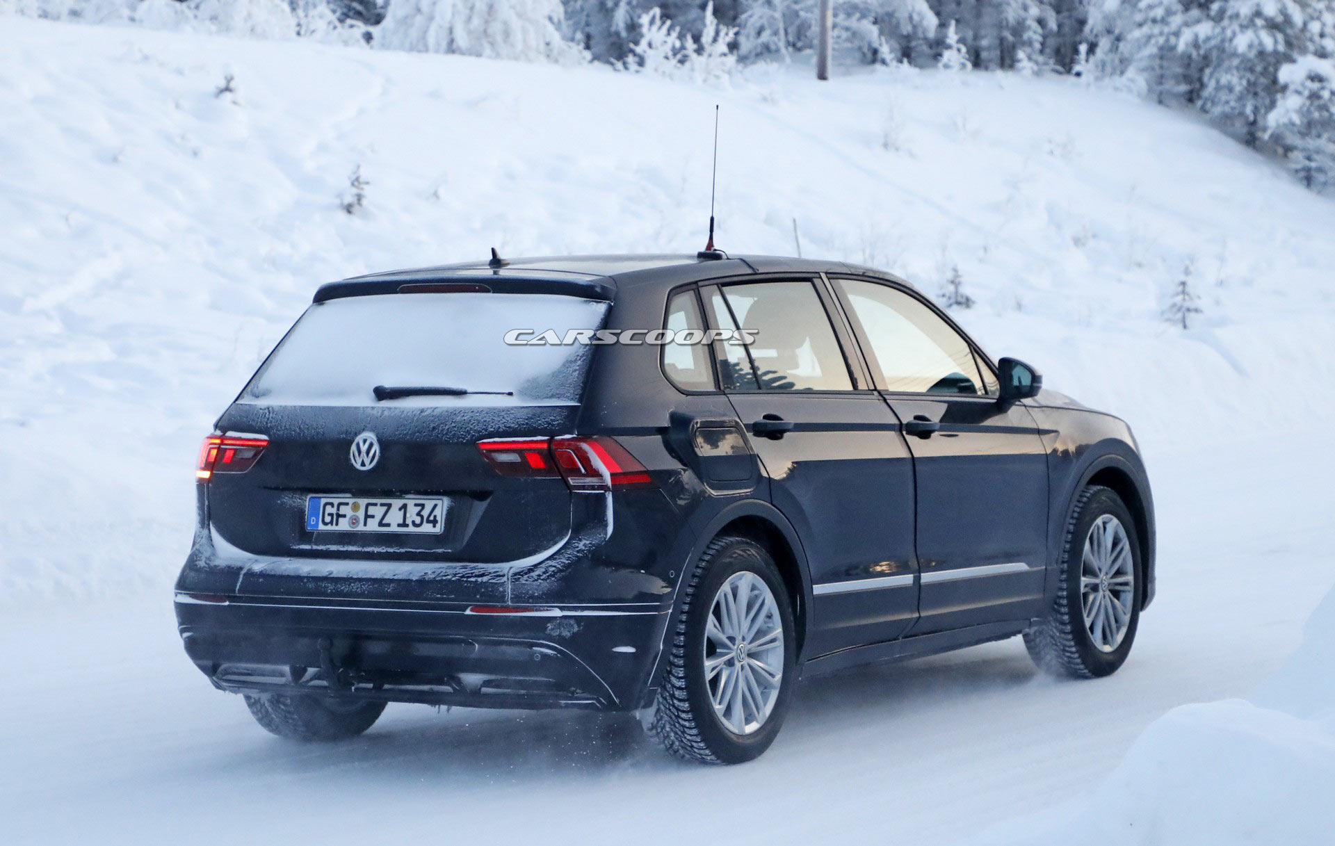 VW-ID-Crozz-Mule-21 Stretched Tiguan Is An Undercover Mule For VW’s Upcoming Electric Crossover