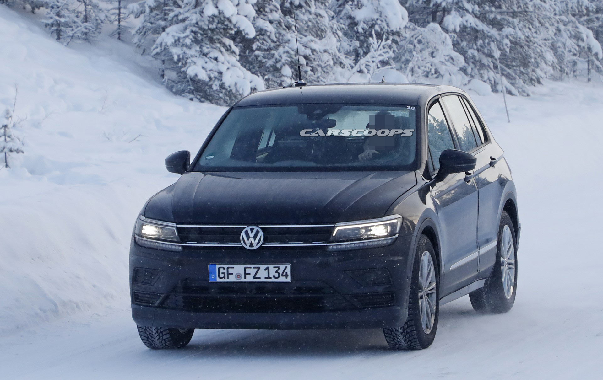 VW-ID-Crozz-Mule-23 Stretched Tiguan Is An Undercover Mule For VW’s Upcoming Electric Crossover