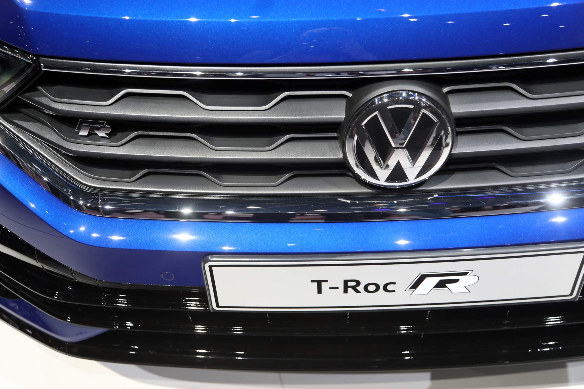2019 VW T-Roc R 42 VW T-Roc R Unveiled With 300 PS, Does 0-100 Km/h In 4.9 Seconds