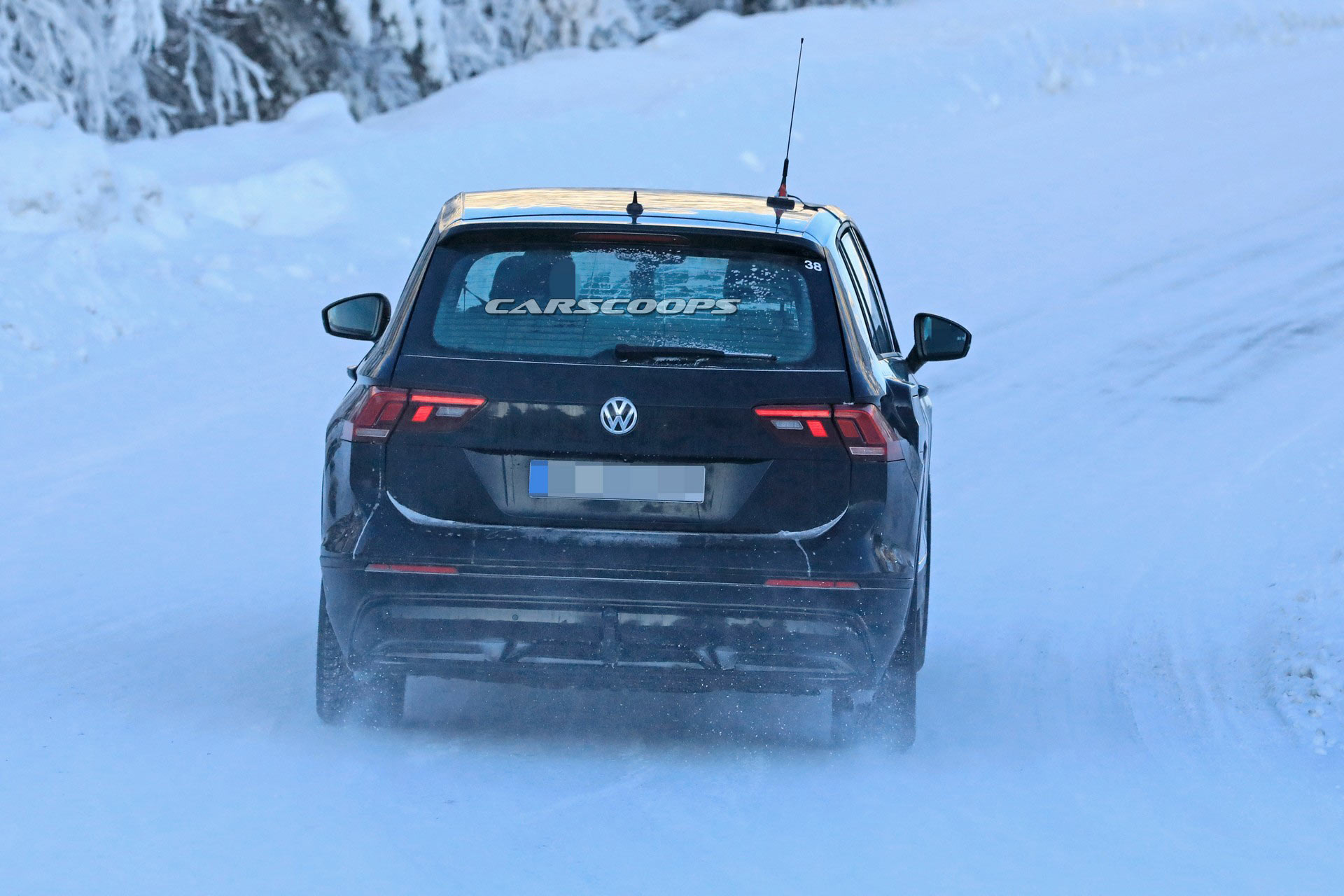 VW-ID-Crozz-Mule-12 Stretched Tiguan Is An Undercover Mule For VW’s Upcoming Electric Crossover