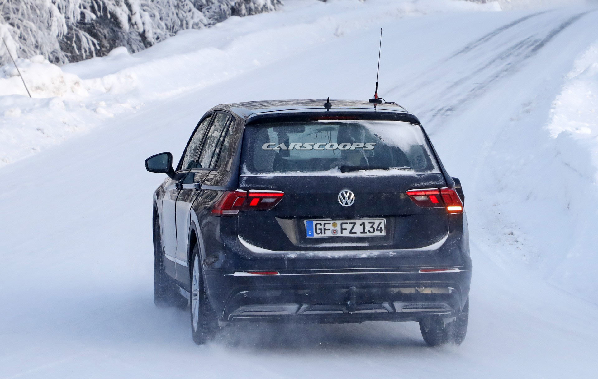 VW-ID-Crozz-Mule-30 Stretched Tiguan Is An Undercover Mule For VW’s Upcoming Electric Crossover