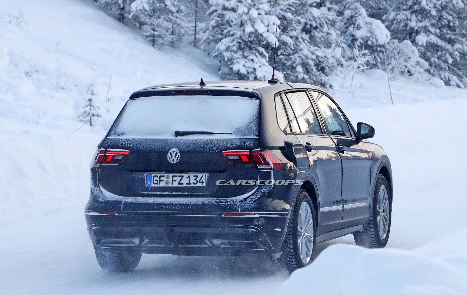 VW-ID-Crozz-Mule-22 Stretched Tiguan Is An Undercover Mule For VW’s Upcoming Electric Crossover