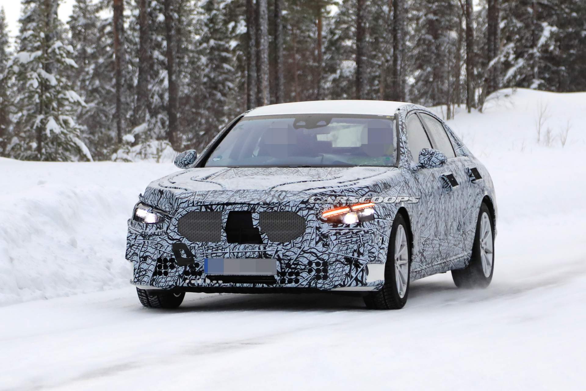 2020 Mercedes-Benz S-Class spy shots 1 2020 Mercedes S-Class Gets Huge Touchscreen, Looks Bigger Than iPad Pro 12.9 (Video)