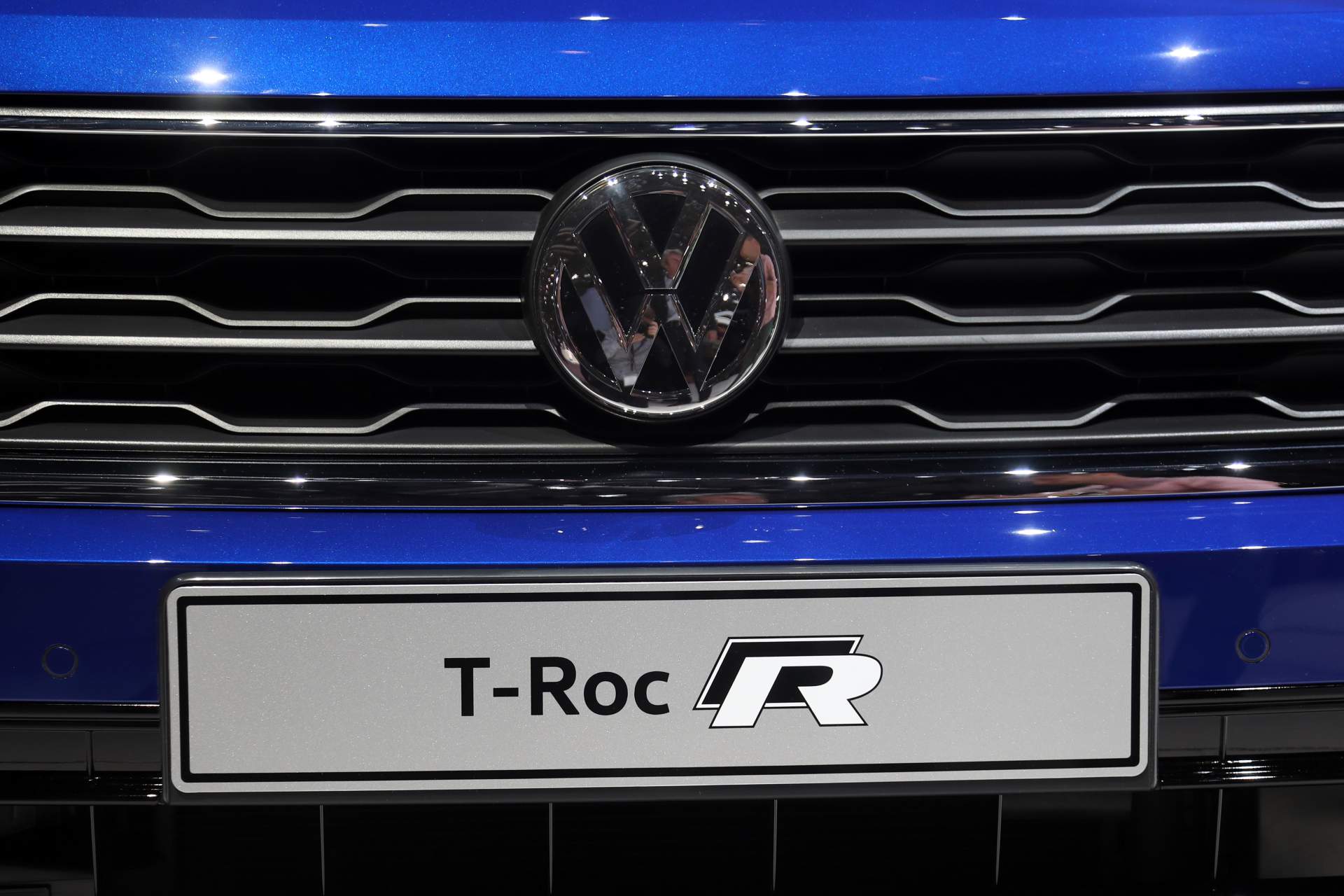 2019 VW T-Roc R 43 VW T-Roc R Unveiled With 300 PS, Does 0-100 Km/h In 4.9 Seconds