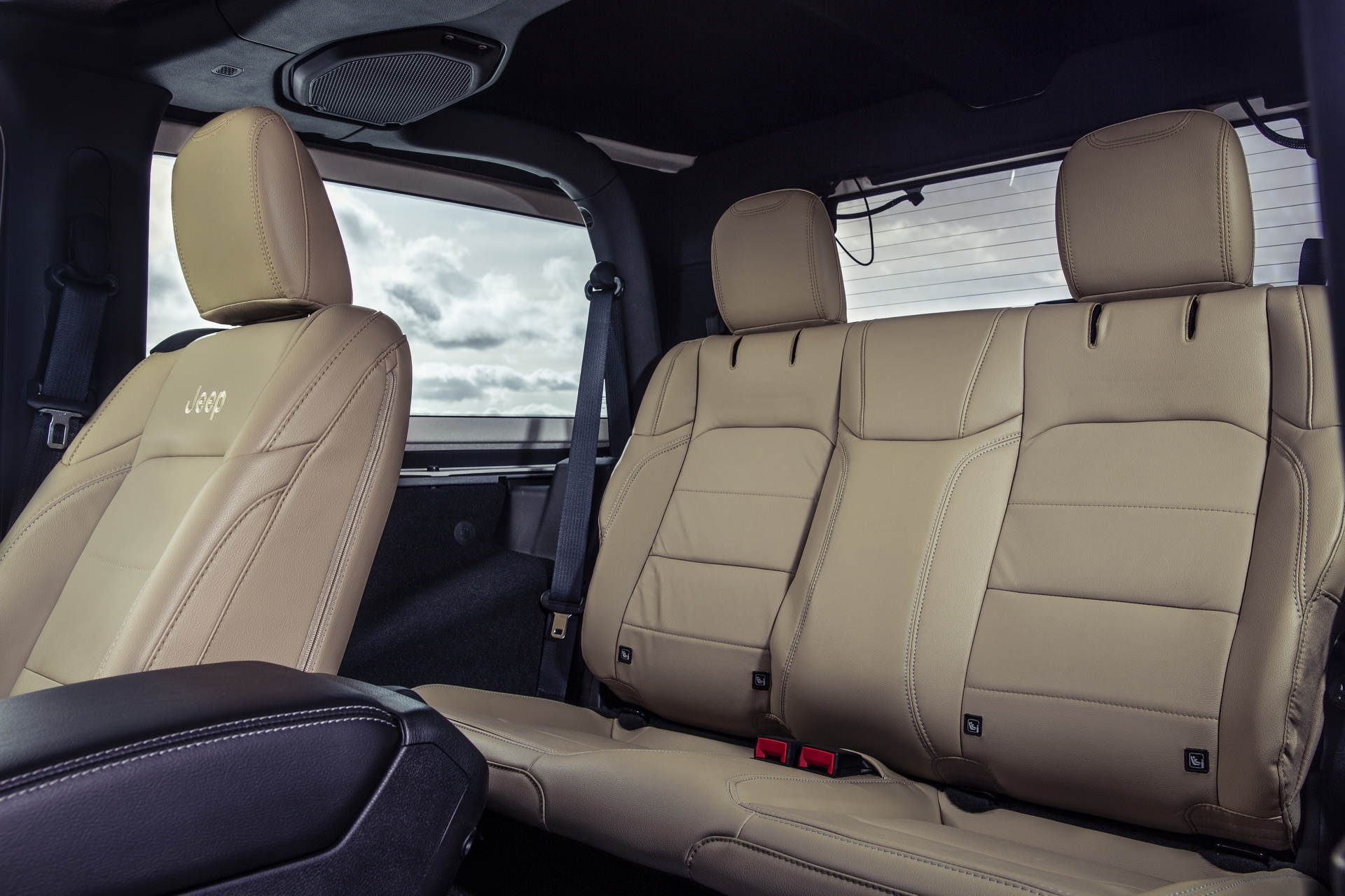 2019-Jeep-Wrangler-UK-38 2019 Jeep Wrangler Gains Four-Cylinder Petrol Option In The UK