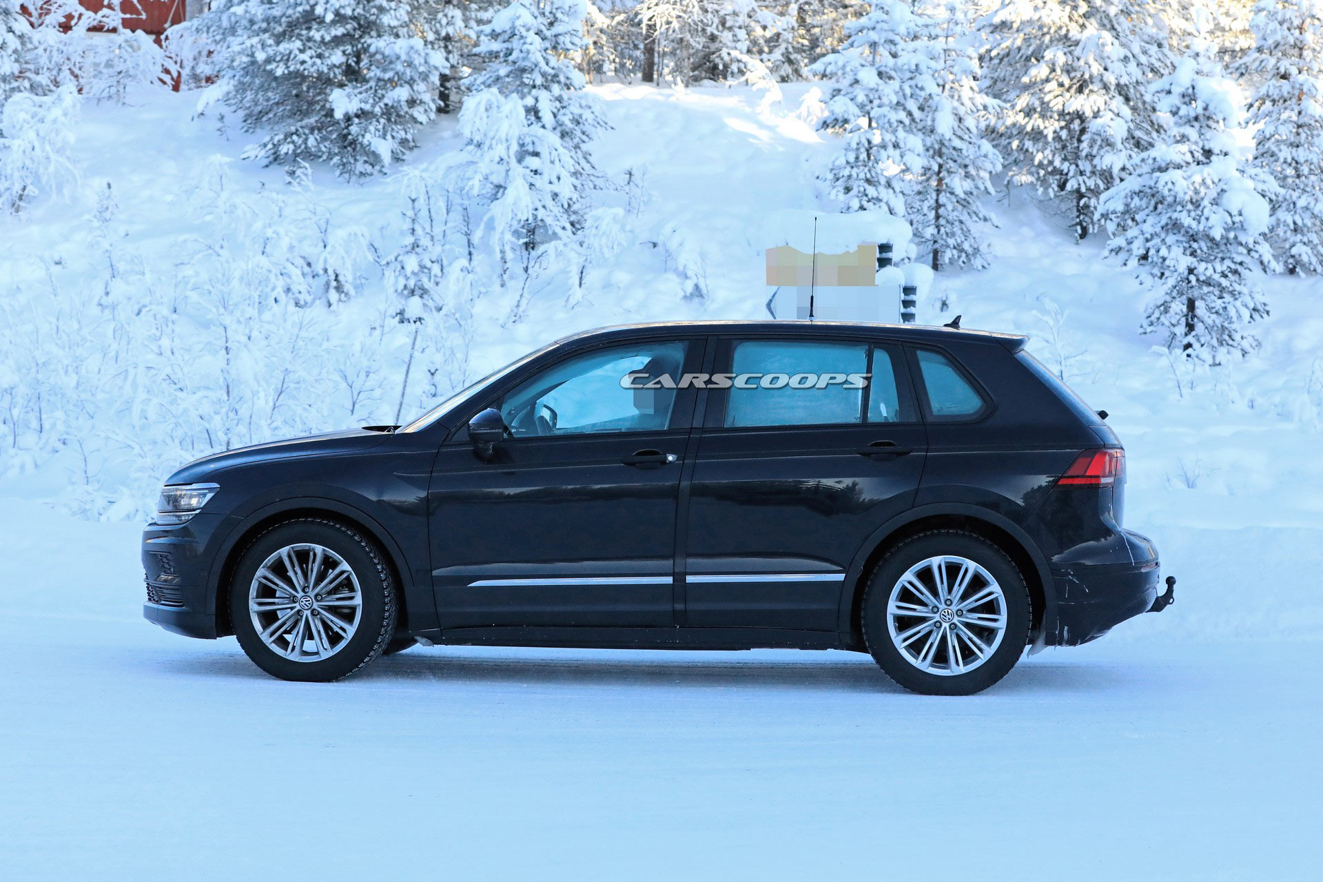 VW-ID-Crozz-Mule-8 Stretched Tiguan Is An Undercover Mule For VW’s Upcoming Electric Crossover