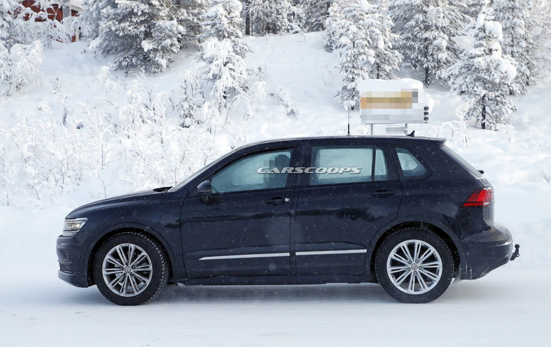 VW-ID-Crozz-Mule-27 Stretched Tiguan Is An Undercover Mule For VW’s Upcoming Electric Crossover