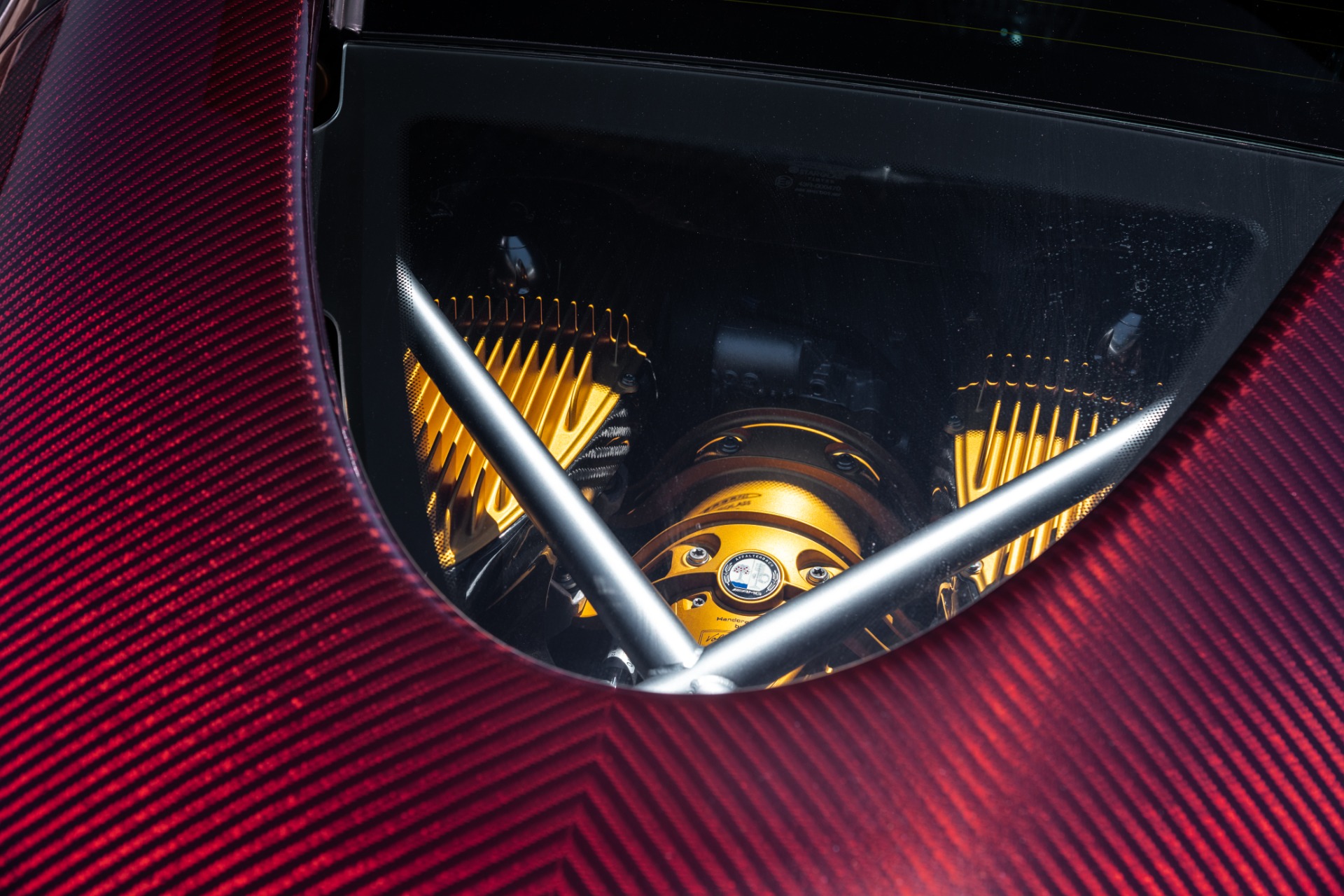 Pagani-Huayra-For-Sale-11 Red Carbon Pagani Huayra Could Be The Perfect Late Valentine’s Gift