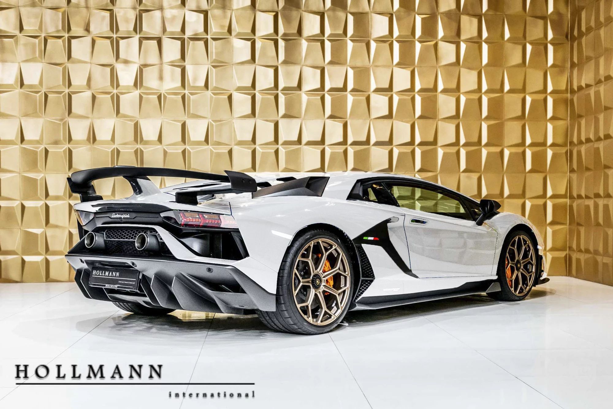 Lamborghini-Aventador-SVJ-10 White And Gold Lamborghini Aventador SVJ Is Screaming To Be Adopted