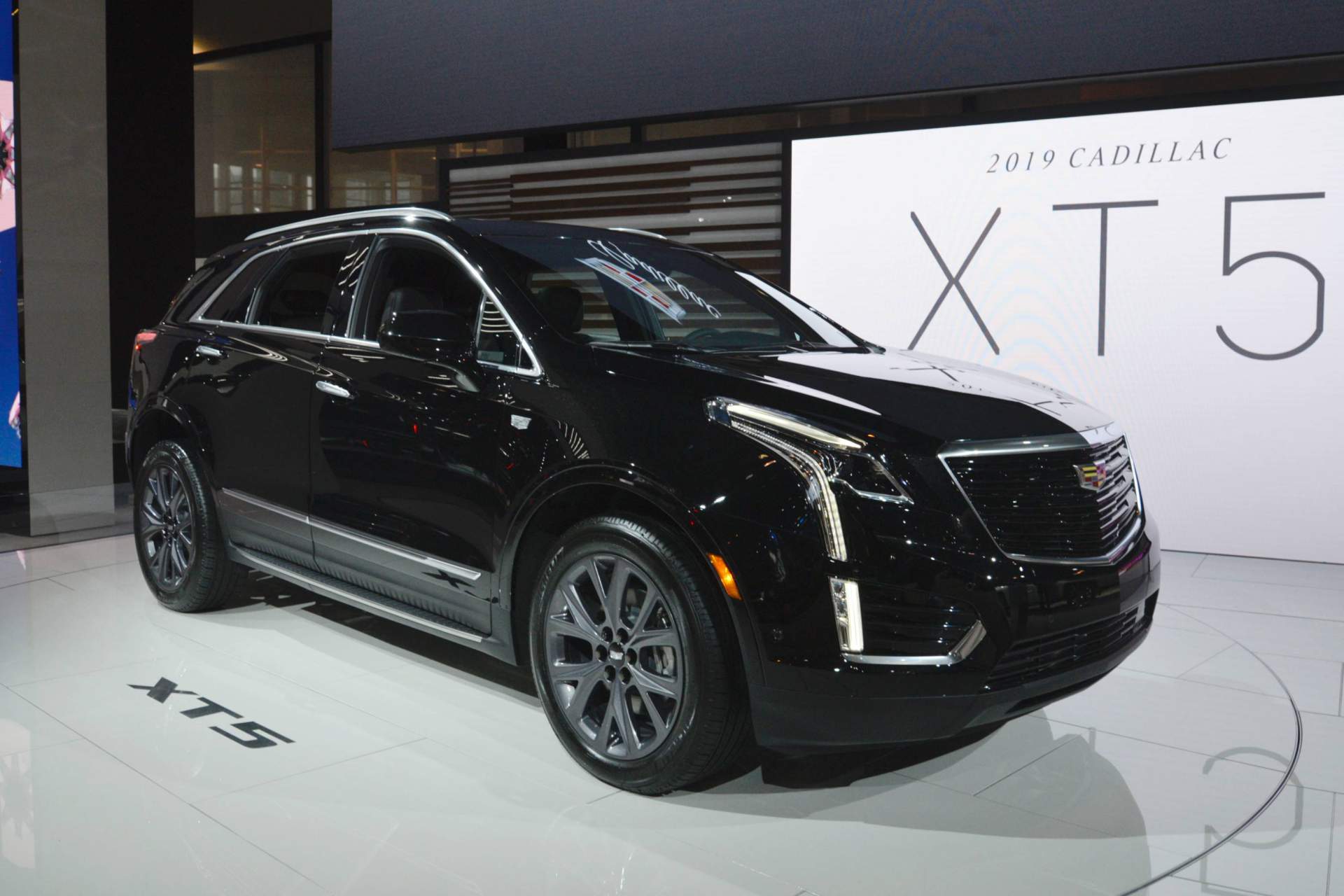 2019 Cadillac XT5 Sport package at Chicago Auto Show 2 Cadillac Gives 2019 XT5 A Sport Package But No Extra Horsepower