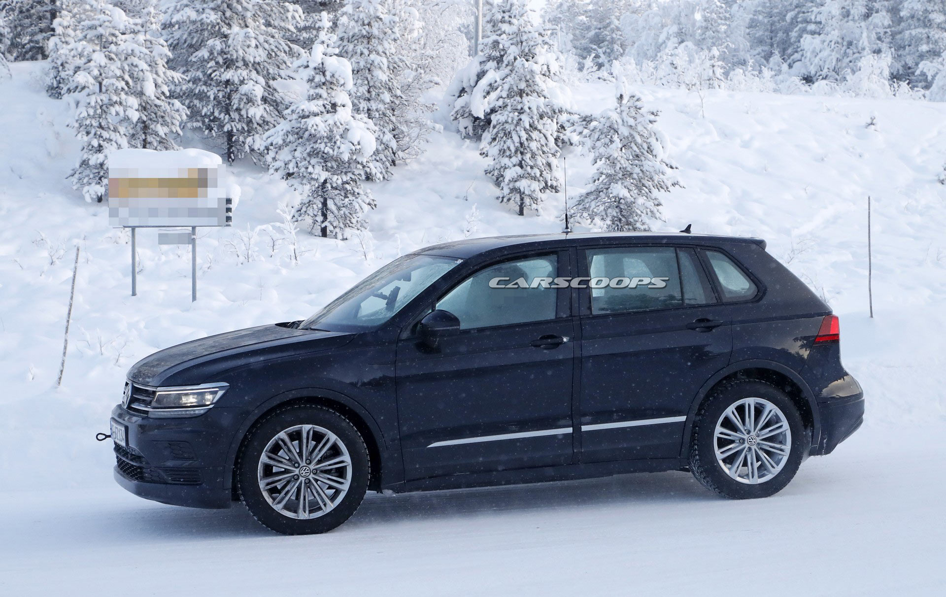 VW-ID-Crozz-Mule-26 Stretched Tiguan Is An Undercover Mule For VW’s Upcoming Electric Crossover