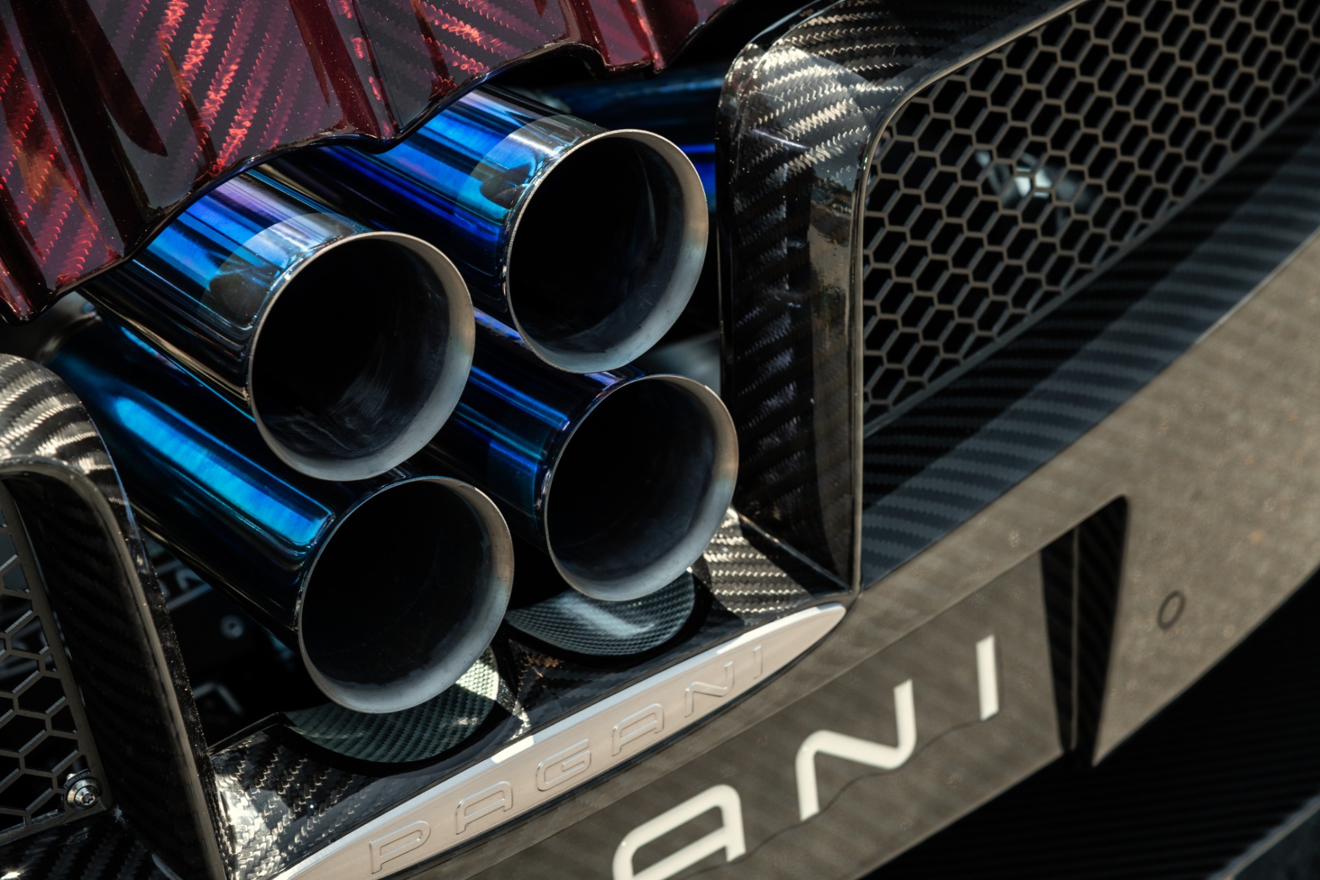 Pagani-Huayra-For-Sale-16 Red Carbon Pagani Huayra Could Be The Perfect Late Valentine’s Gift