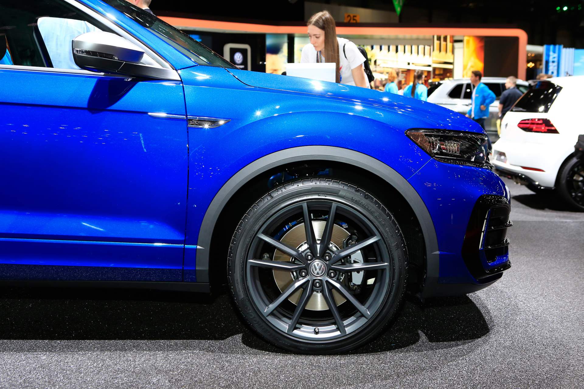89 VW T-Roc R Unveiled With 300 PS, Does 0-100 Km/h In 4.9 Seconds