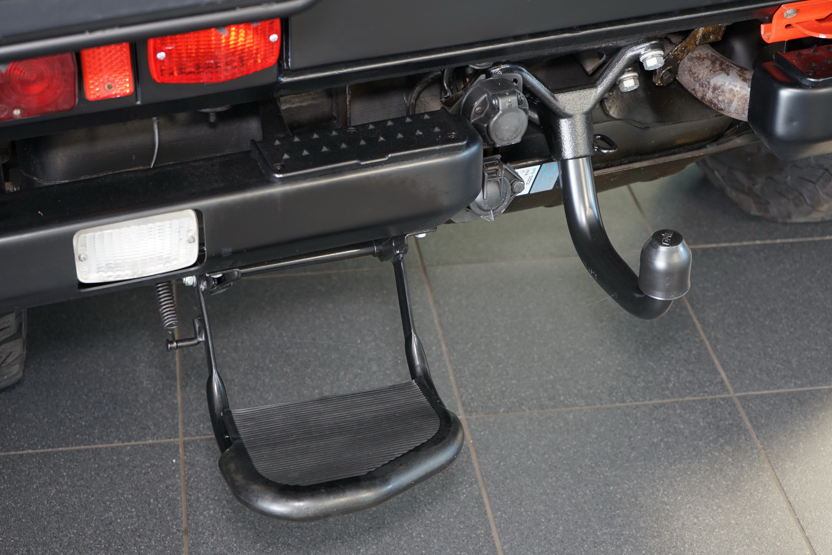 1993 mercedes g-class swiss army lorinser 5 Ex-Military Classic Mercedes G-Class Gets A Civilian Restomod