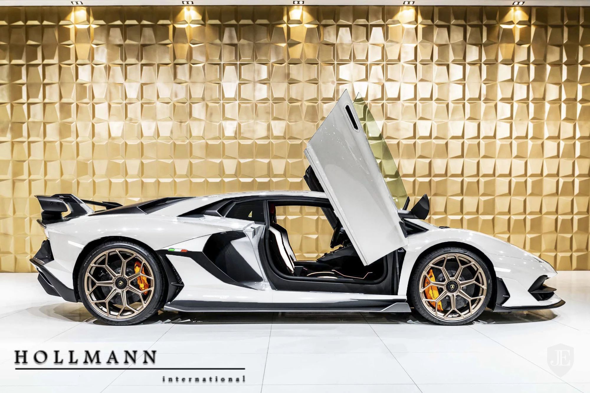 Lamborghini-Aventador-SVJ-16 White And Gold Lamborghini Aventador SVJ Is Screaming To Be Adopted