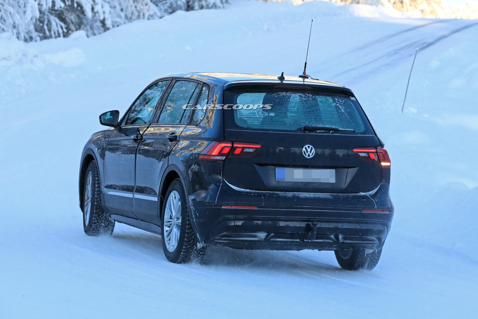 VW-ID-Crozz-Mule-11 Stretched Tiguan Is An Undercover Mule For VW’s Upcoming Electric Crossover