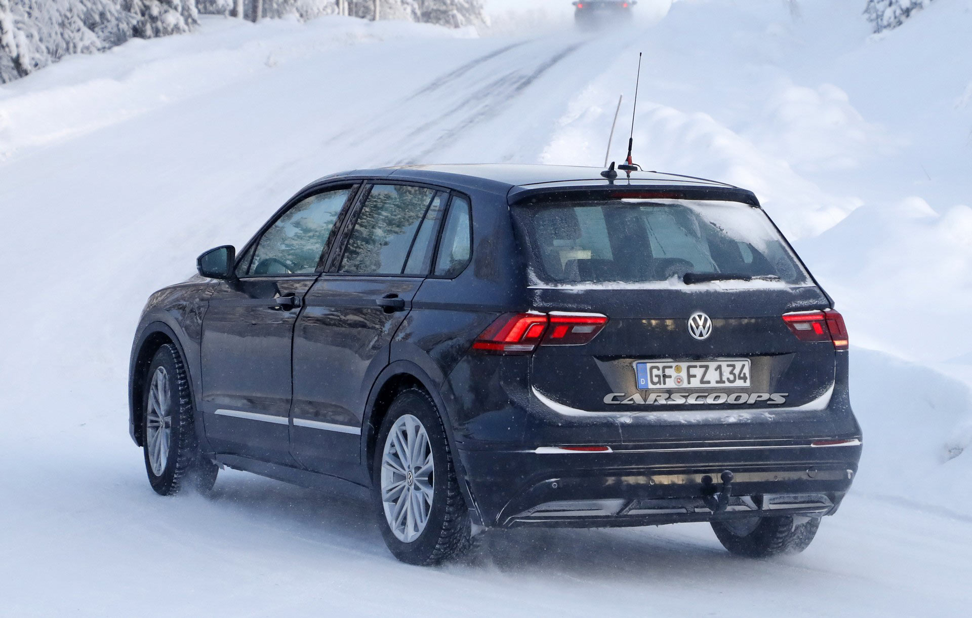 VW-ID-Crozz-Mule-29 Stretched Tiguan Is An Undercover Mule For VW’s Upcoming Electric Crossover