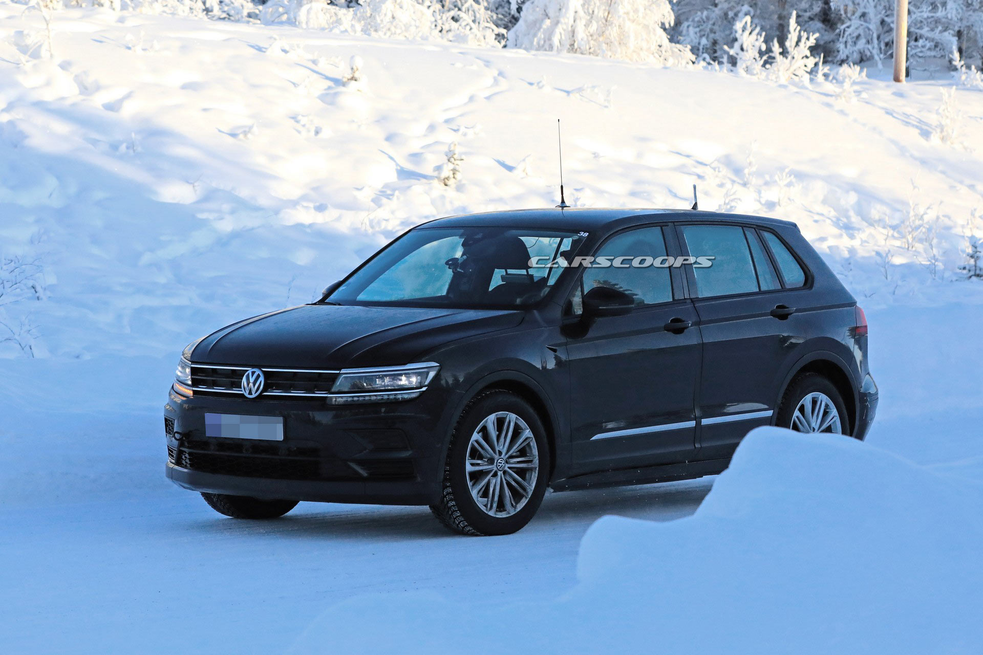 VW-ID-Crozz-Mule-5 Stretched Tiguan Is An Undercover Mule For VW’s Upcoming Electric Crossover