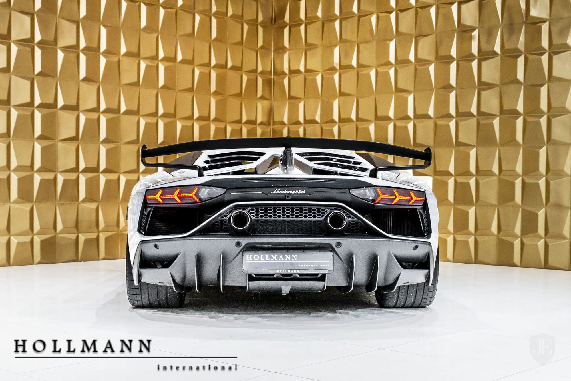 Lamborghini-Aventador-SVJ-9 White And Gold Lamborghini Aventador SVJ Is Screaming To Be Adopted