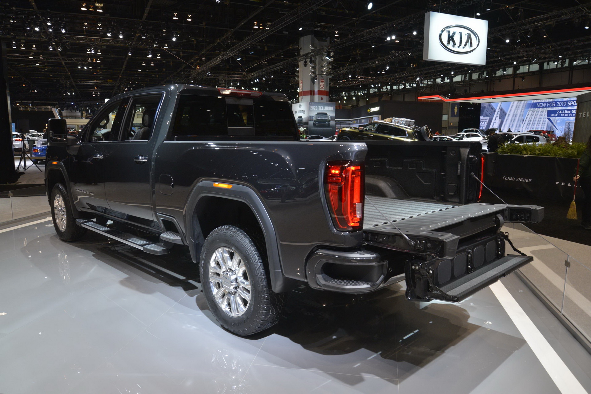2020 gmc sierra hd chicago live pics 7 2020 GMC Sierra HD Brings Clever New Tech To The Windy City