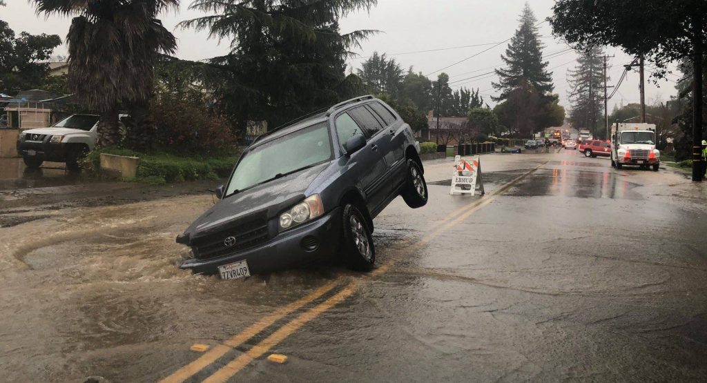  “Sammy The Sinkhole” Takes A Bite Out Of Toyota Highlander, Leaves It In Limbo