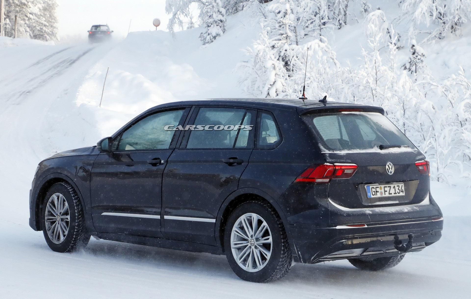 VW-ID-Crozz-Mule-28 Stretched Tiguan Is An Undercover Mule For VW’s Upcoming Electric Crossover