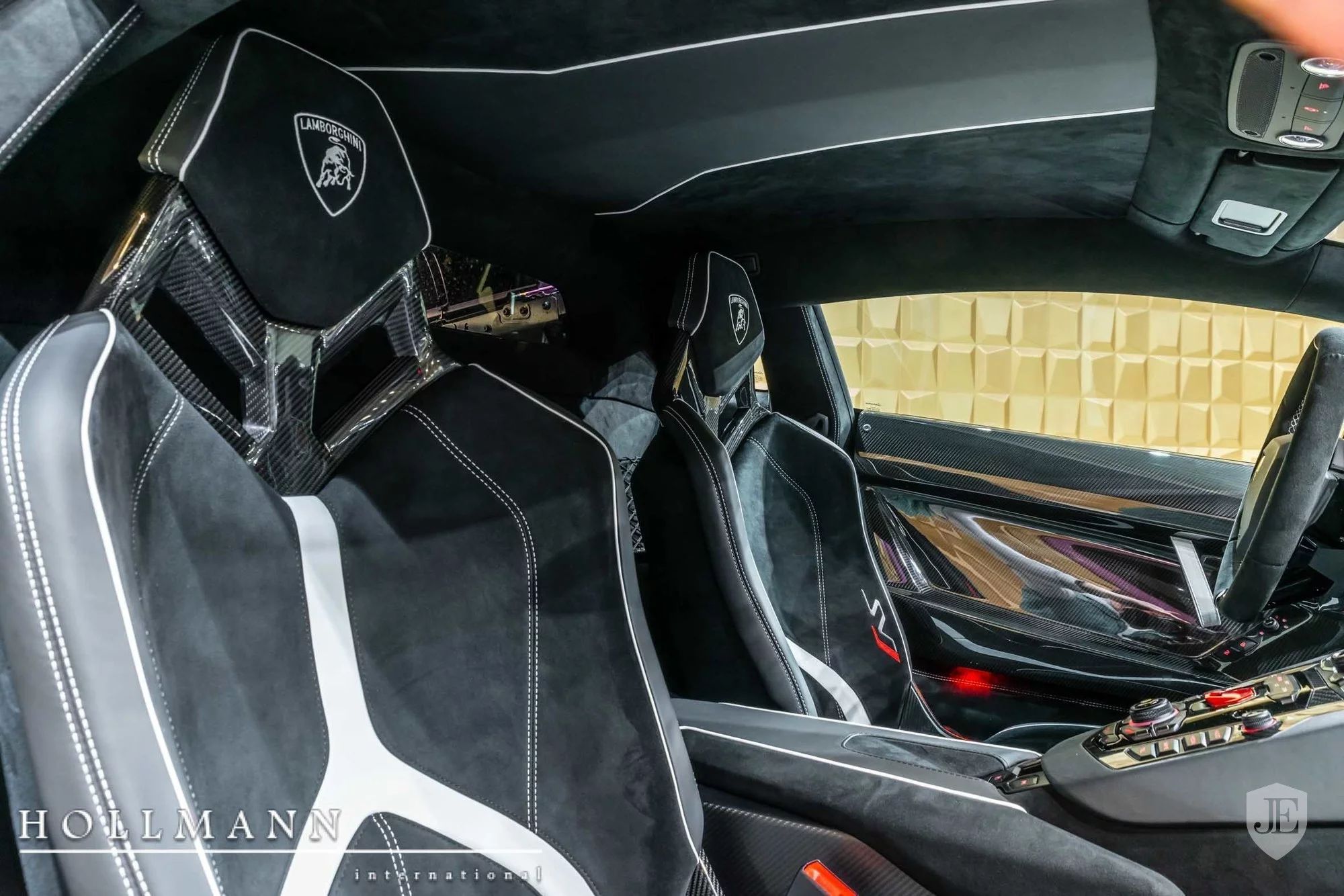 Lamborghini-Aventador-SVJ-18 White And Gold Lamborghini Aventador SVJ Is Screaming To Be Adopted