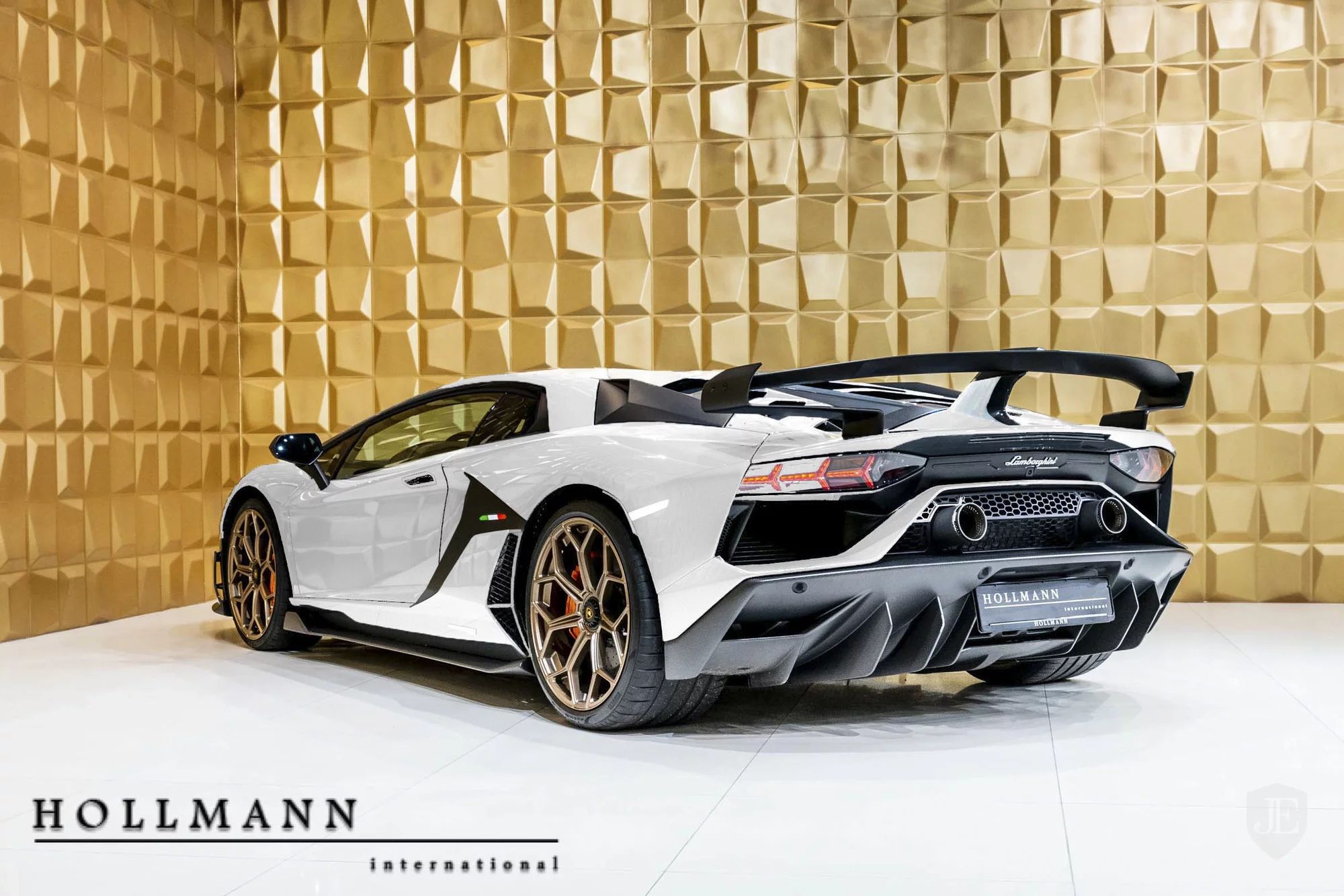 Lamborghini-Aventador-SVJ-8 White And Gold Lamborghini Aventador SVJ Is Screaming To Be Adopted