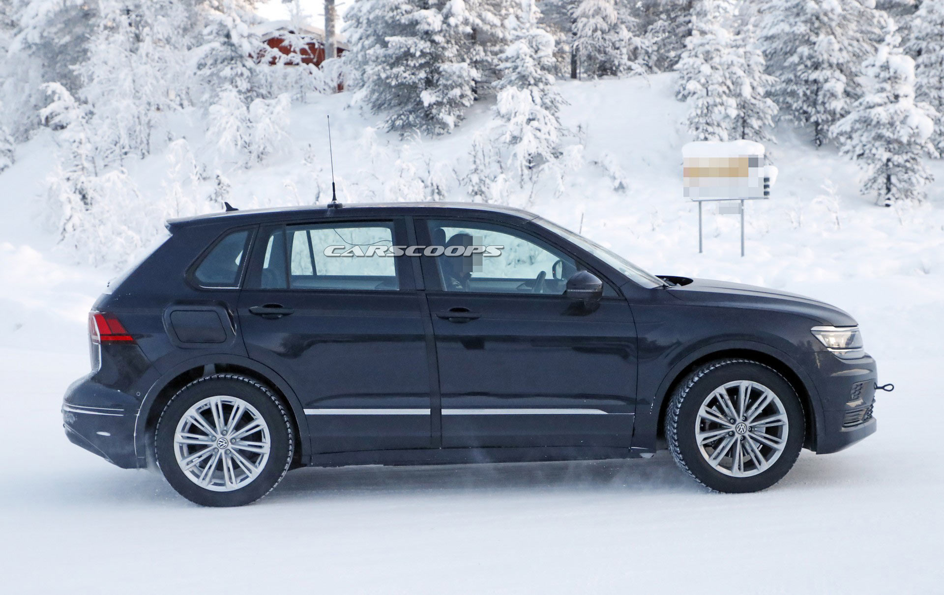 VW-ID-Crozz-Mule-18 Stretched Tiguan Is An Undercover Mule For VW’s Upcoming Electric Crossover