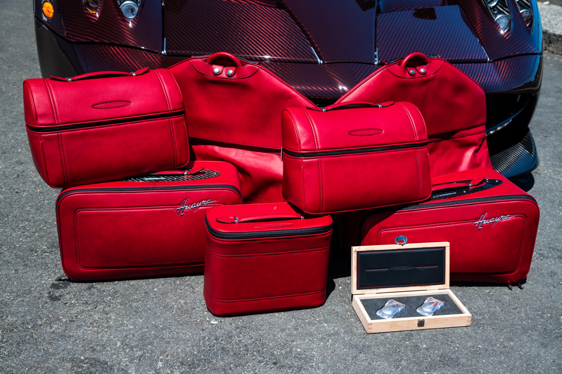 Pagani-Huayra-For-Sale-15 Red Carbon Pagani Huayra Could Be The Perfect Late Valentine’s Gift