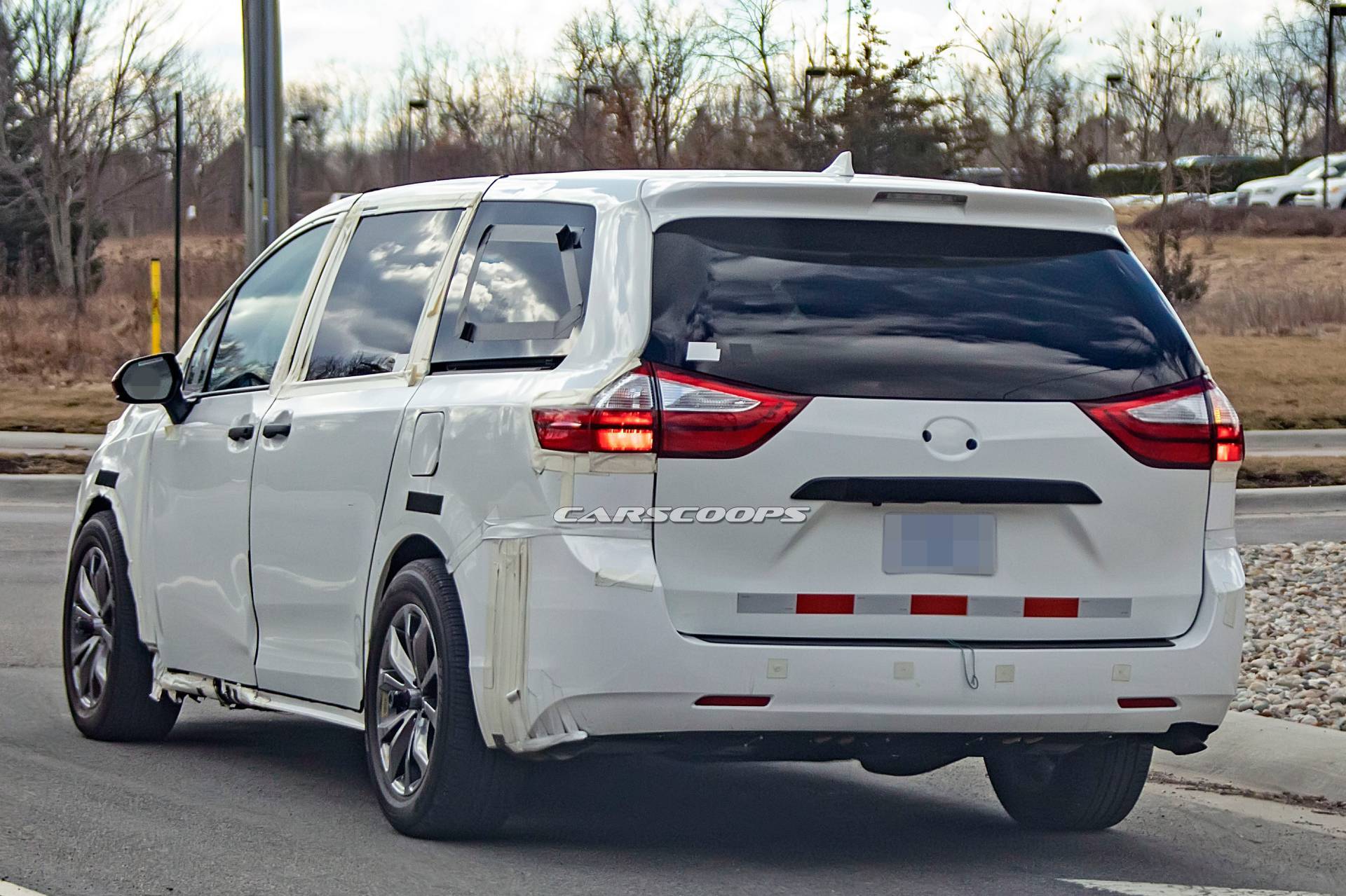 2021 Toyota Sienna test mule 12 2021 Toyota Sienna Test Mule Reveals Longer Wheelbase, Wider Tracks