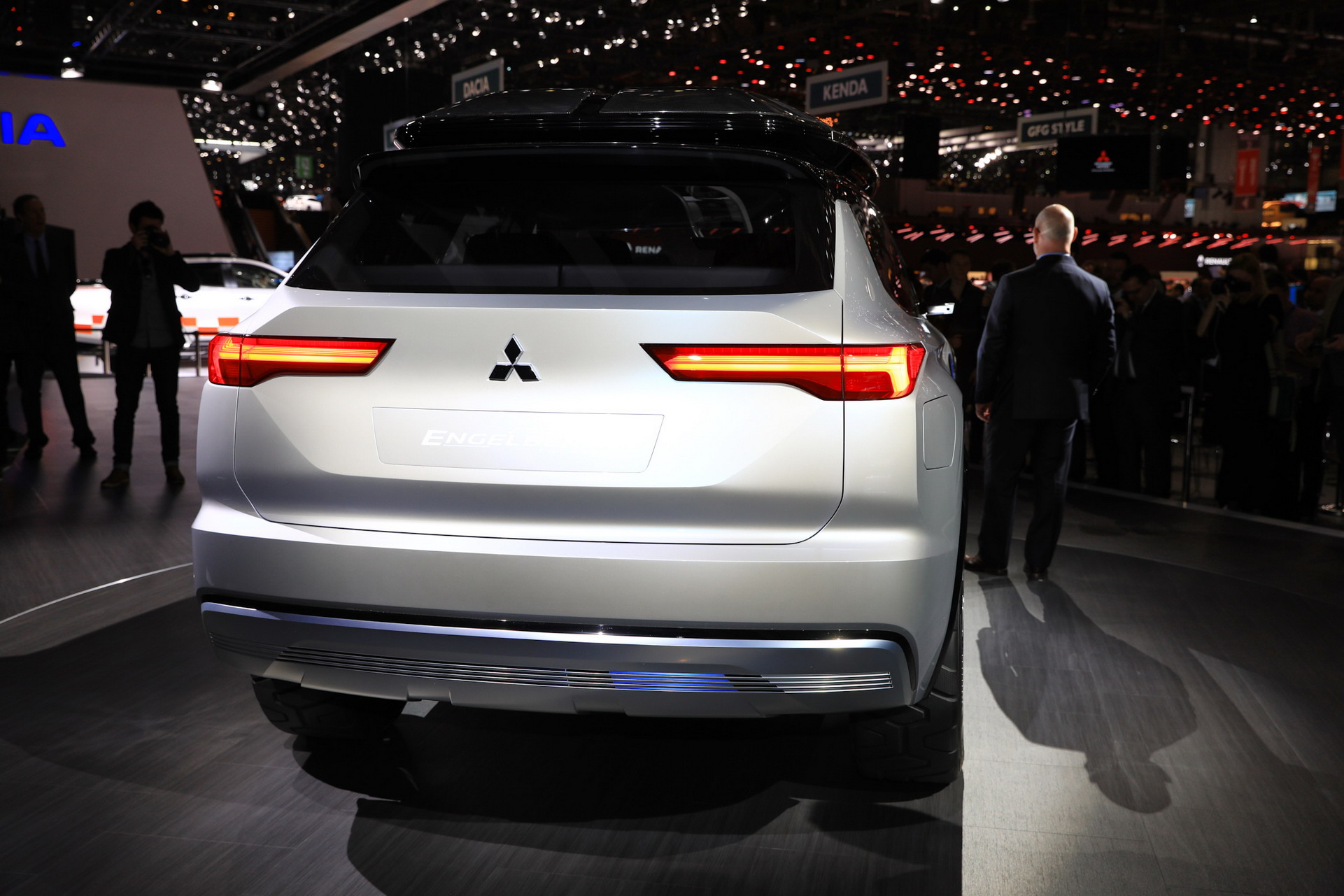 Mitsubishi Englebert Tourer 35 Mitsubishi Engelberg Concept Looks Like An Outlander From The Future (Live Pics)