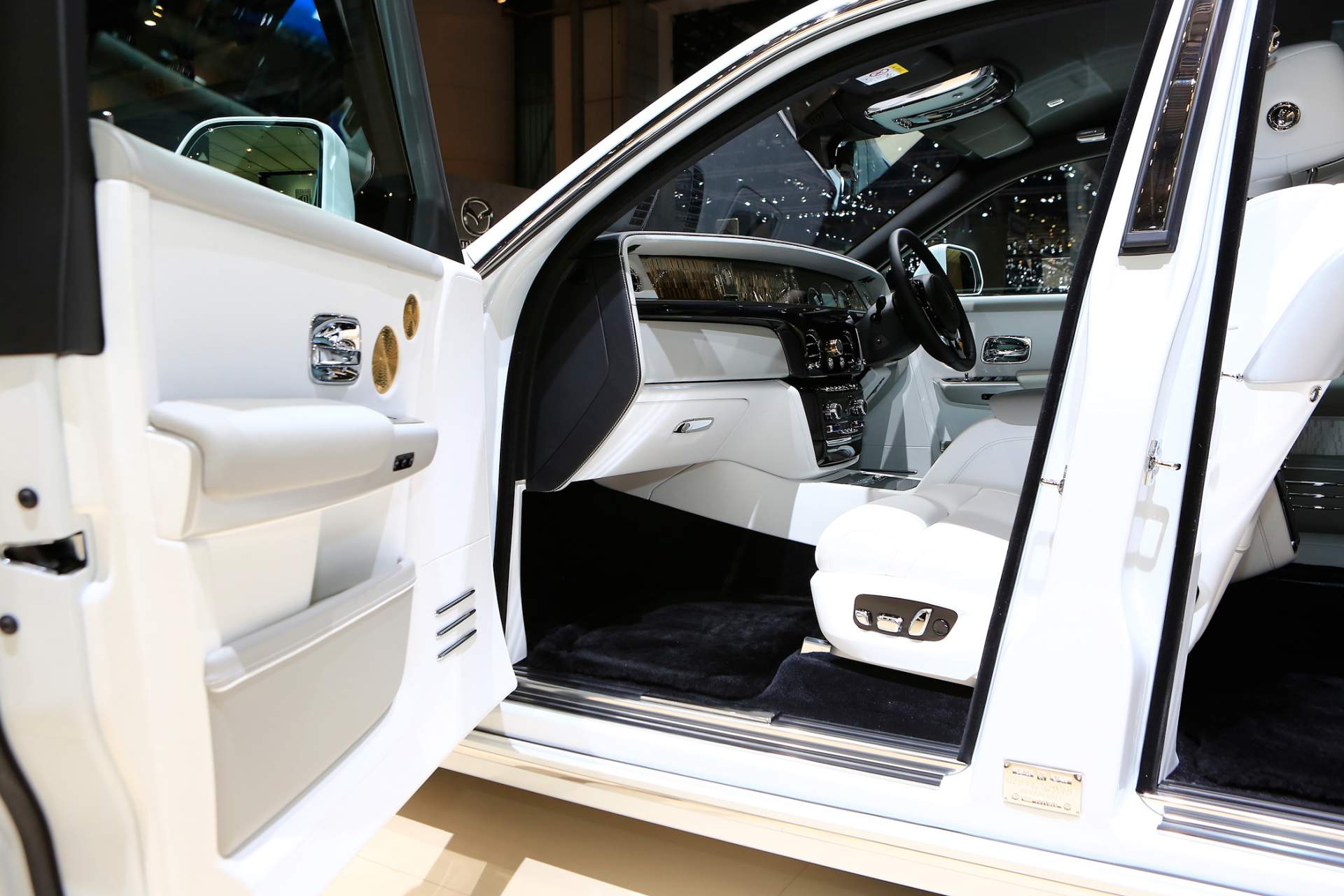 89 Bespoke Rolls-Royce Phantom Brings Tranquillity To Bustling Geneva Show (Live Pics)