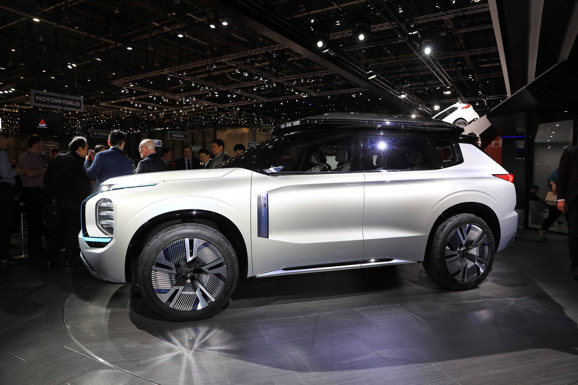 Mitsubishi Englebert Tourer 40 Mitsubishi Engelberg Concept Looks Like An Outlander From The Future (Live Pics)