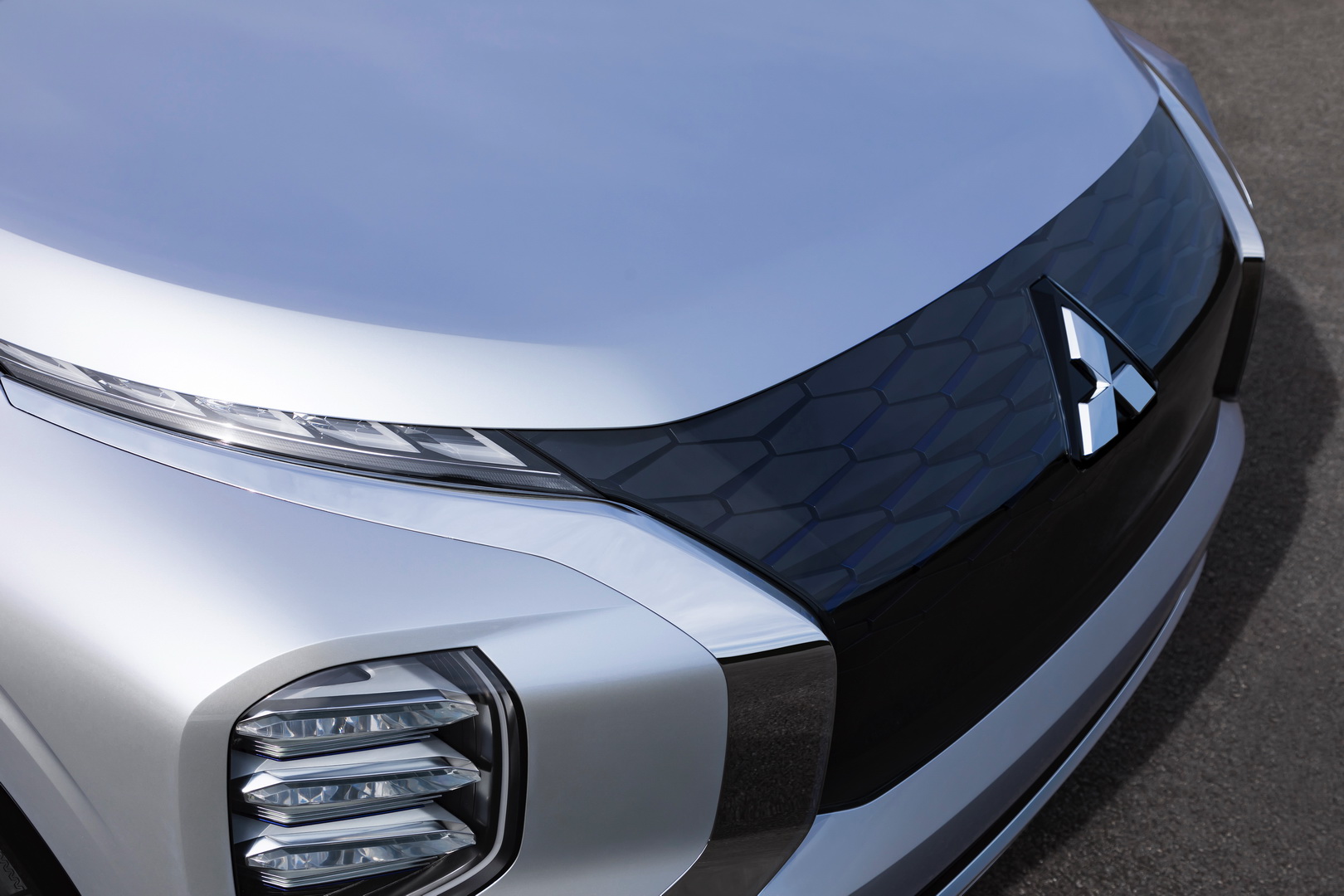 2019 mitsubishi engelberg concept 16 Mitsubishi Engelberg Concept Looks Like An Outlander From The Future (Live Pics)