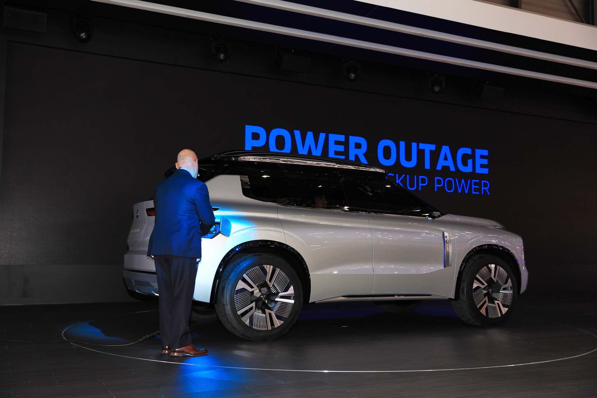 Mitsubishi Englebert Tourer 16 Mitsubishi Engelberg Concept Looks Like An Outlander From The Future (Live Pics)