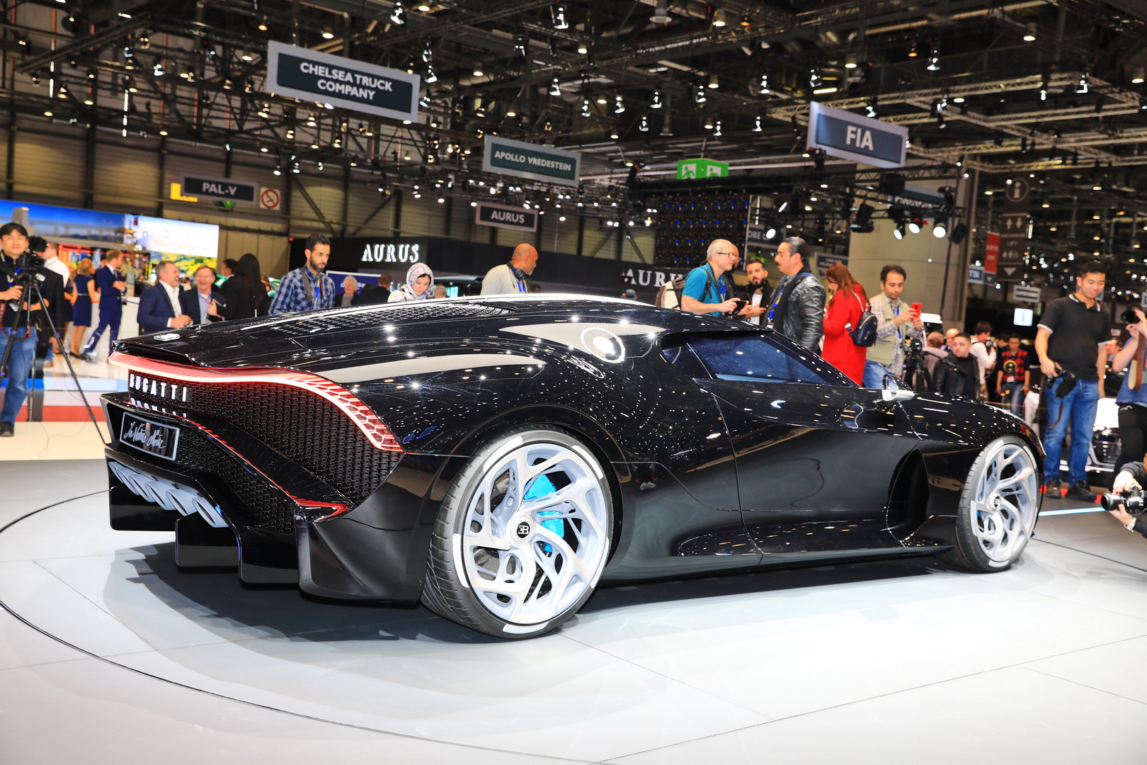 Самый дорогой машина в мире 2023. Bugatti la voiture Роналду. Бугатти Роналду 2022. Бугатти Роналду 2019. Машина Роналду Бугатти 2020.
