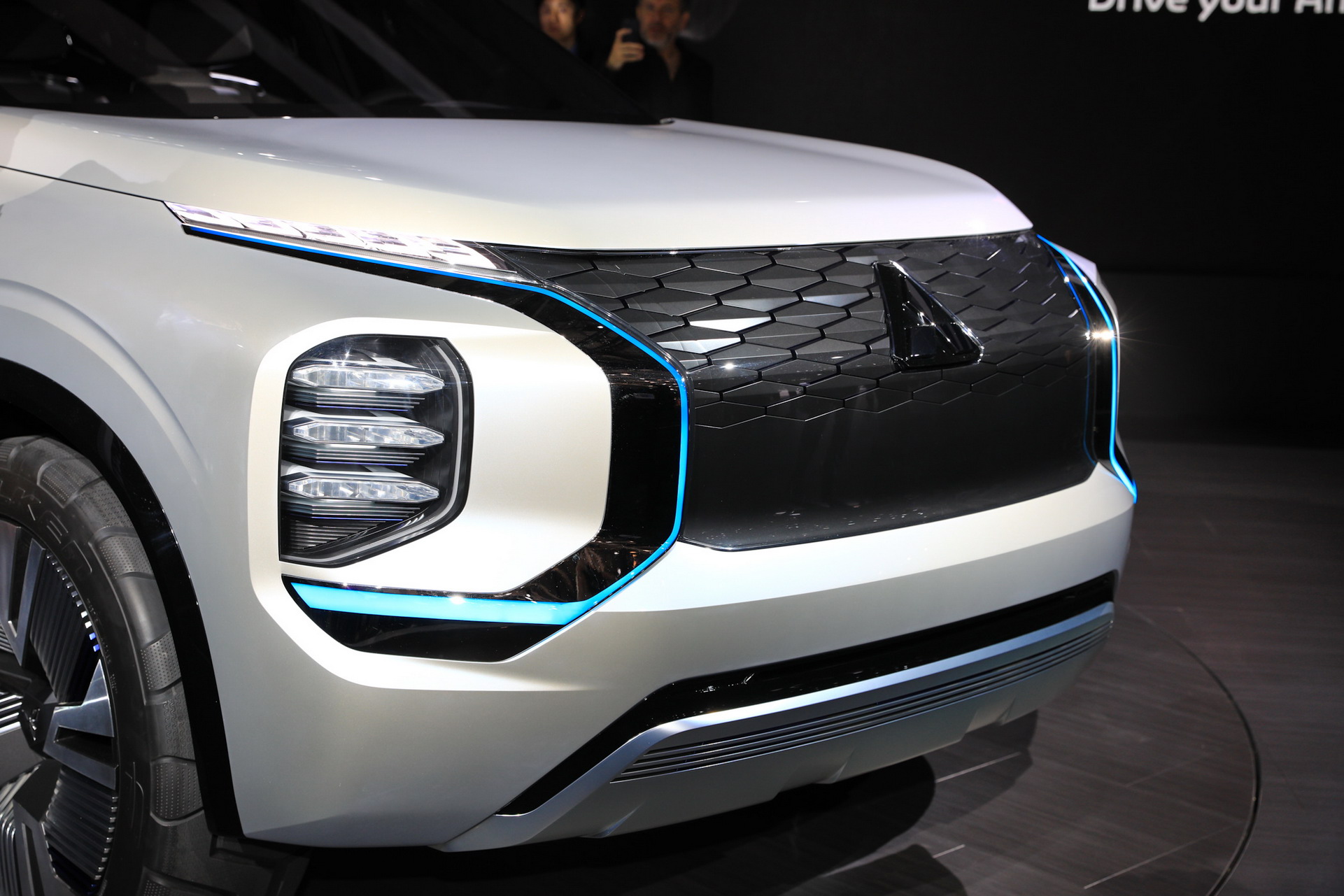 Mitsubishi Englebert Tourer 33 Mitsubishi Engelberg Concept Looks Like An Outlander From The Future (Live Pics)