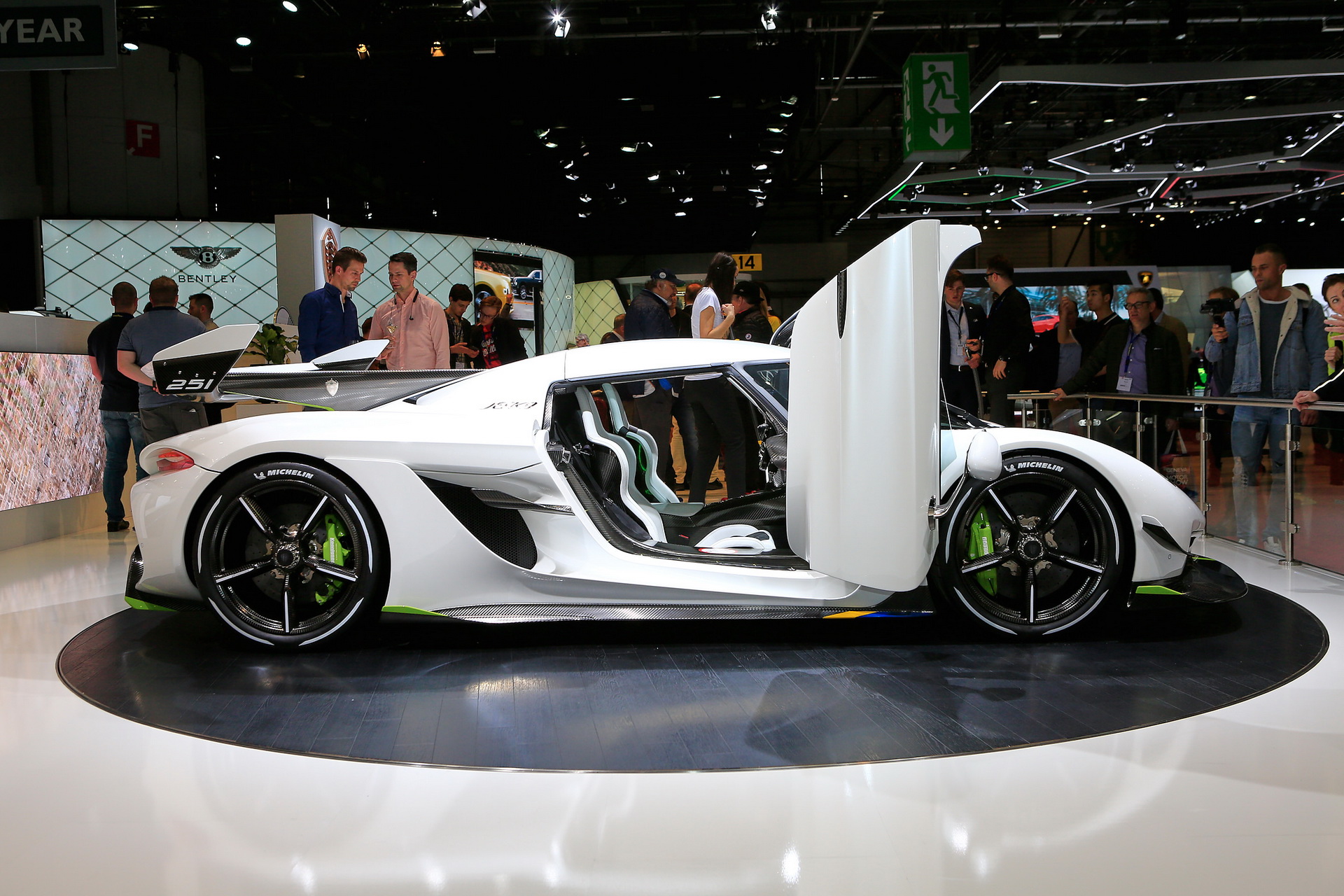 Koenigsegg-Jesko-02 Koenigsegg Stuns The World With New 300MPH Jesko Hypercar