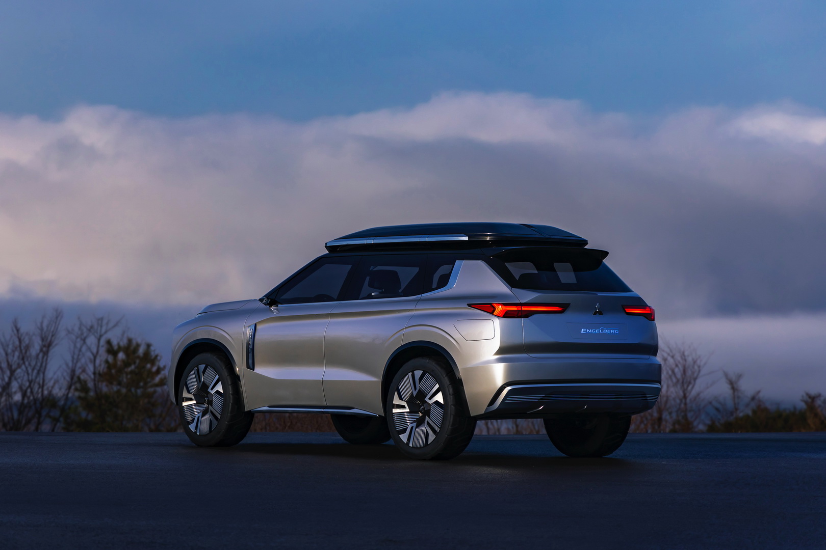 2019 mitsubishi engelberg concept 7 Mitsubishi Engelberg Concept Looks Like An Outlander From The Future (Live Pics)