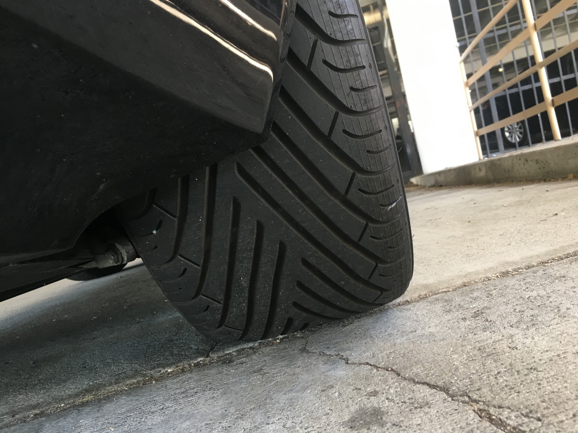 2006 aston martin vanquish s bat auction 40 2006 Aston Martin Vanquish S Rocks BMW Carbon Black Paint