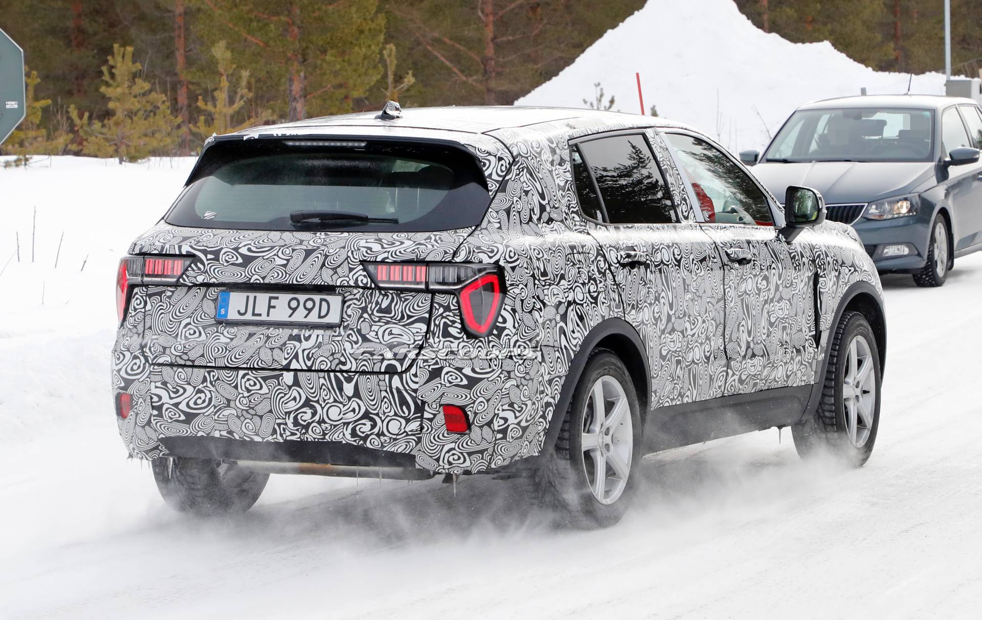 Lynk & Co 01 long version spy shots 12 Lynk & Co Caught Testing Longer Seven-Seat Version Of 01 SUV