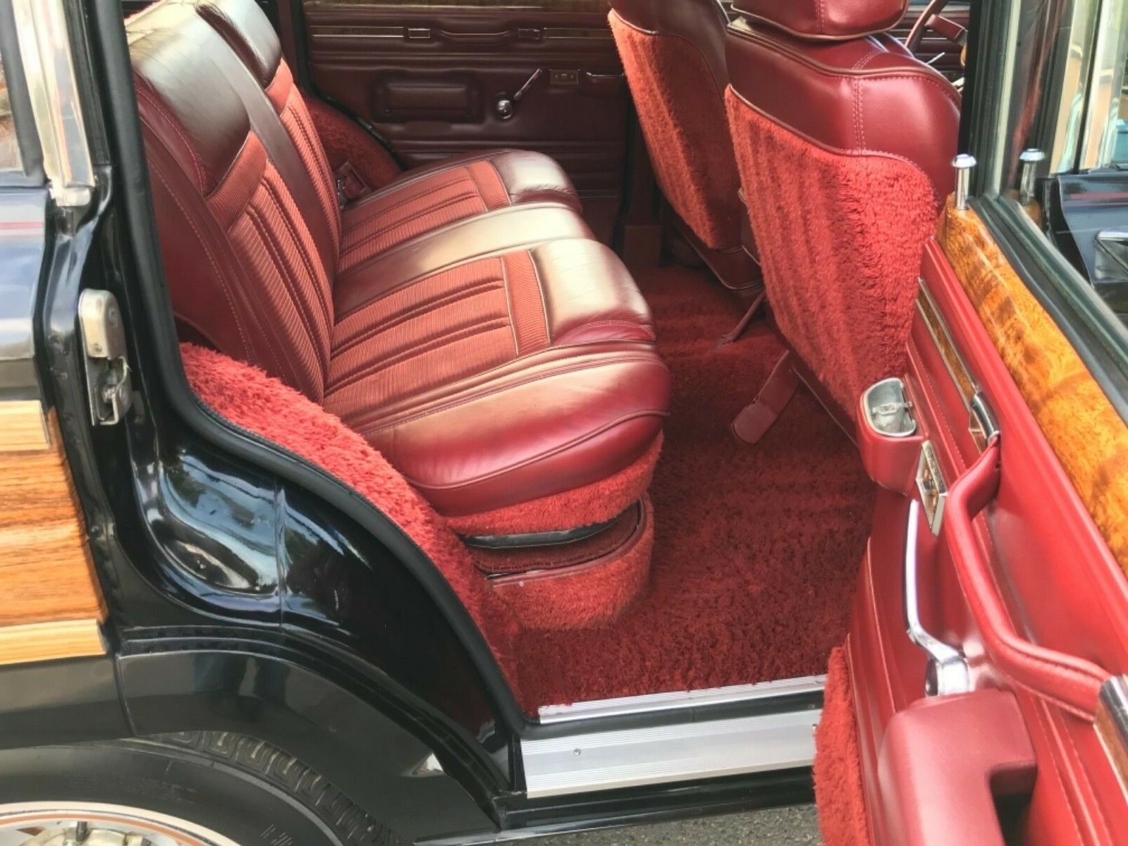 Jeep-Grand-Wagoneer-15 Get Your Wood On With This Barn-Stored 1985 Jeep Grand Wagoneer